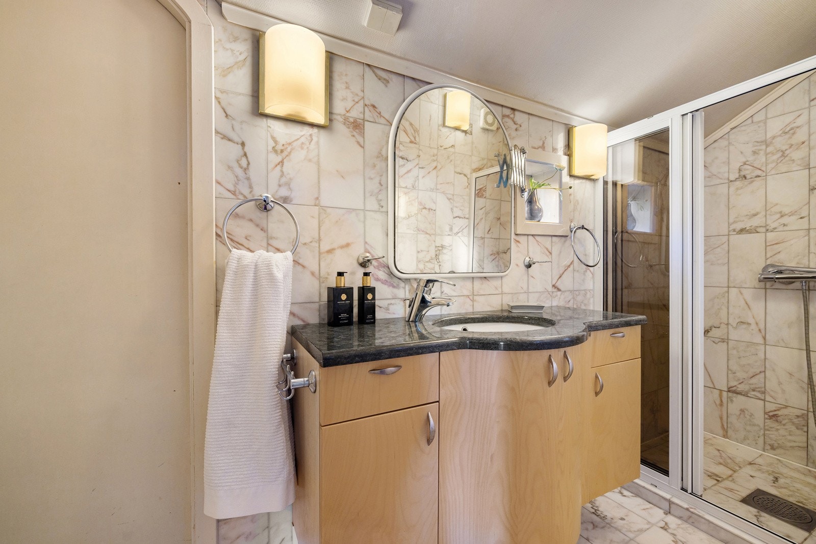 Bildet viser badet som er dedikert til hovedsoverommet. Galleribilde