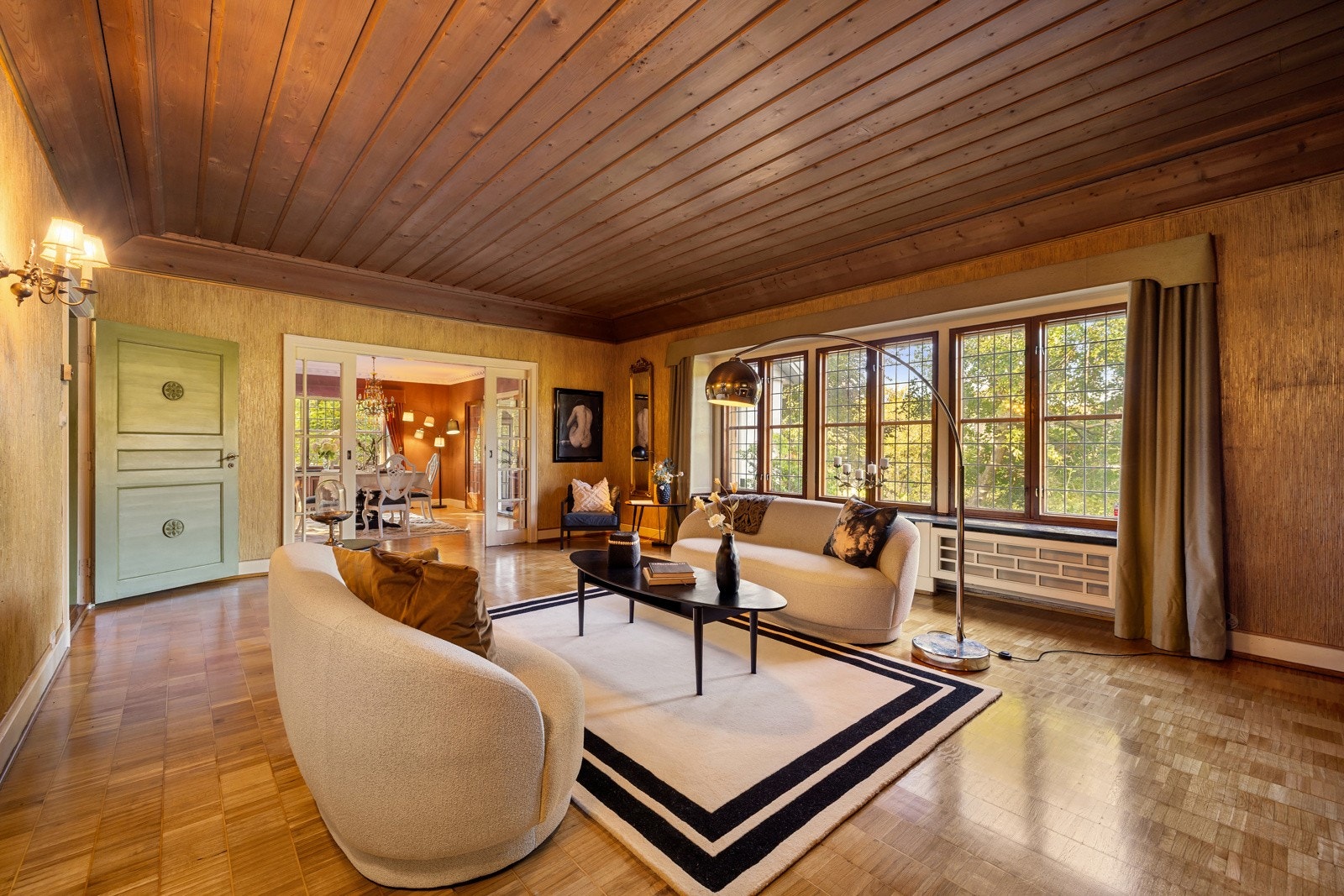 Monumental og mektig dagligstue med dobbelfløyet glassdør til spisestue. Dette er en "skatt" av en bolig med sjarm og god atmosfære. Galleribilde