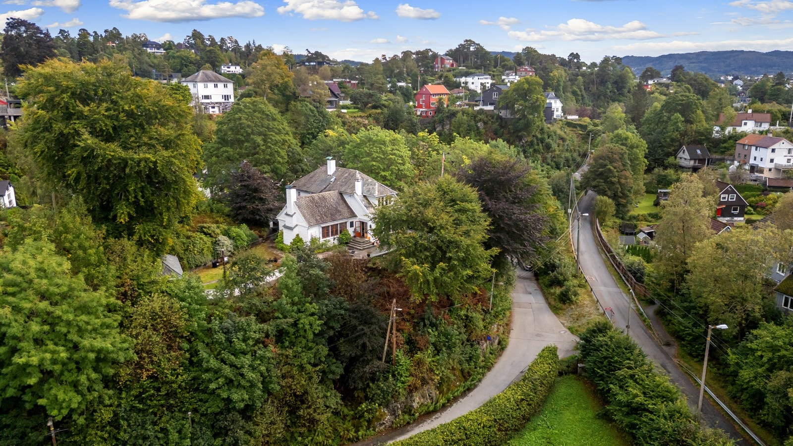 Eiendommen ligger på et høydedrag uten sjenerende innsyn. Her kan man nyte privatlivets fred. Galleribilde