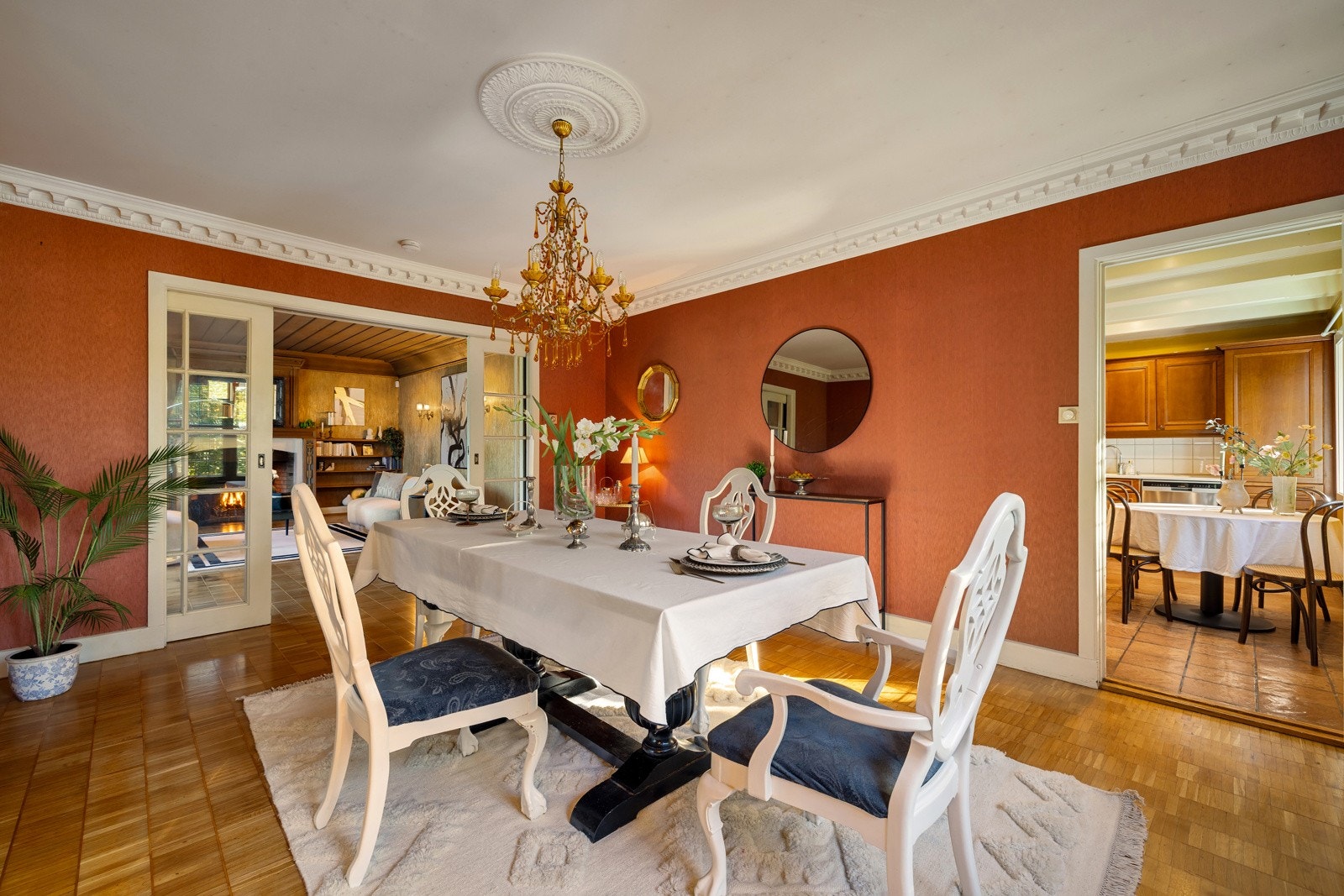 Spisestuen har sjenerøs størrelse, stukkatur og profilert listverk med utsøkte detaljer. Galleribilde