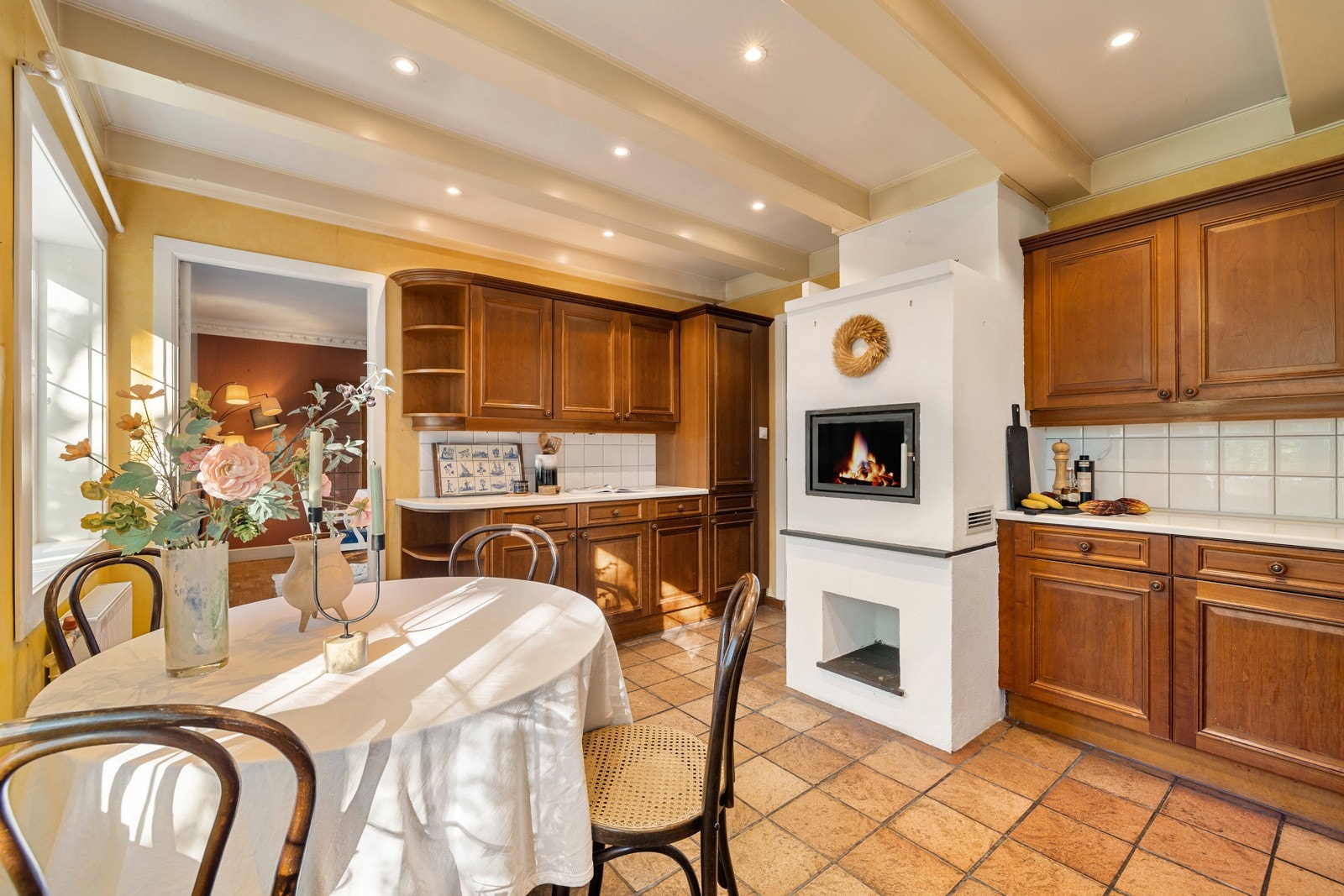 Det er god plass til spisebord på kjøkkenet til daglige måltider og rikelig med benkeplass til kokkelering. Fra kjøkkenet er det direkte adkomst til spisestuen. Galleribilde