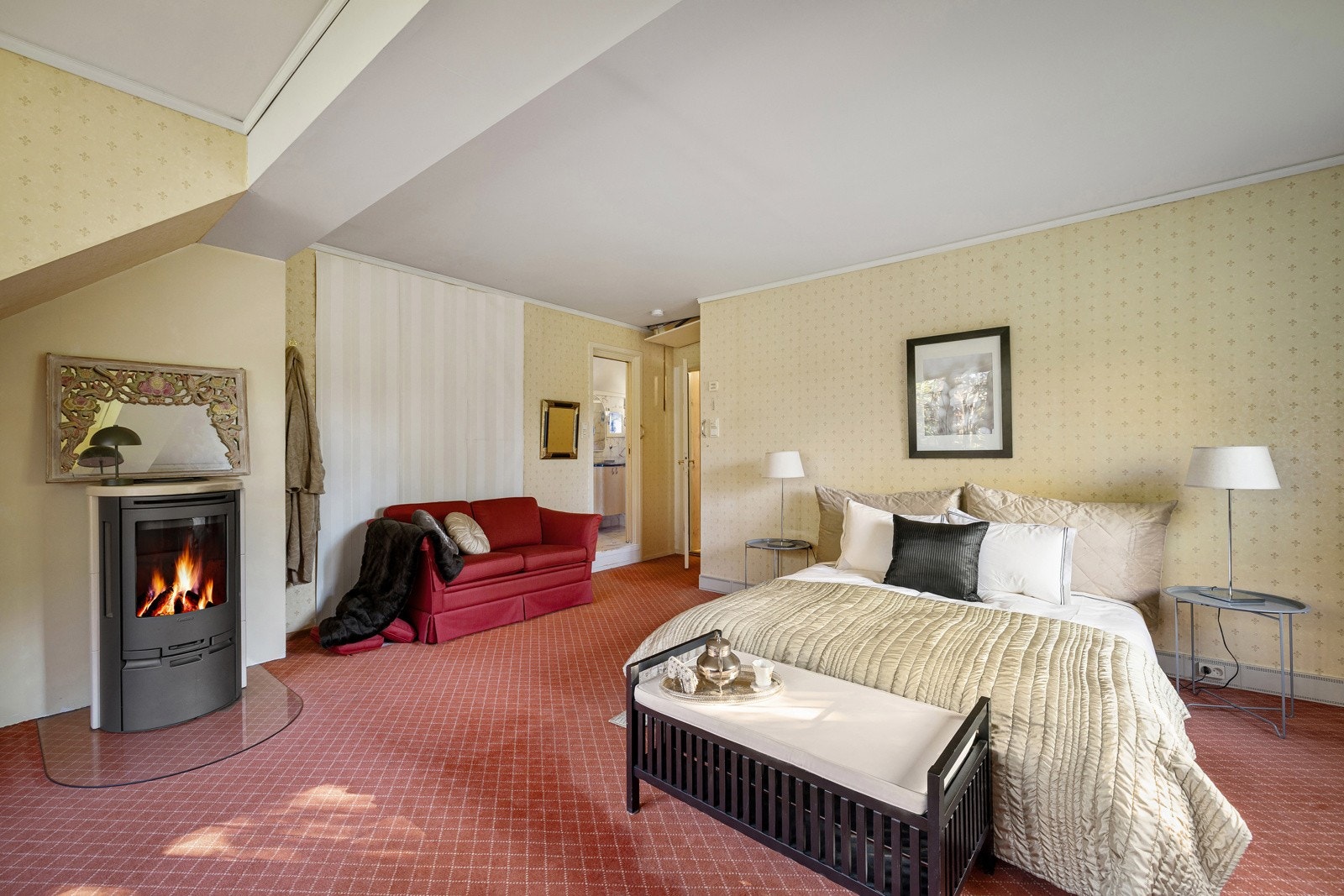 Det er 4 soverom i boligen. Bildet viser master-soverom, som har god størrelse, nyere peisovn og tilhørende baderom. Galleribilde