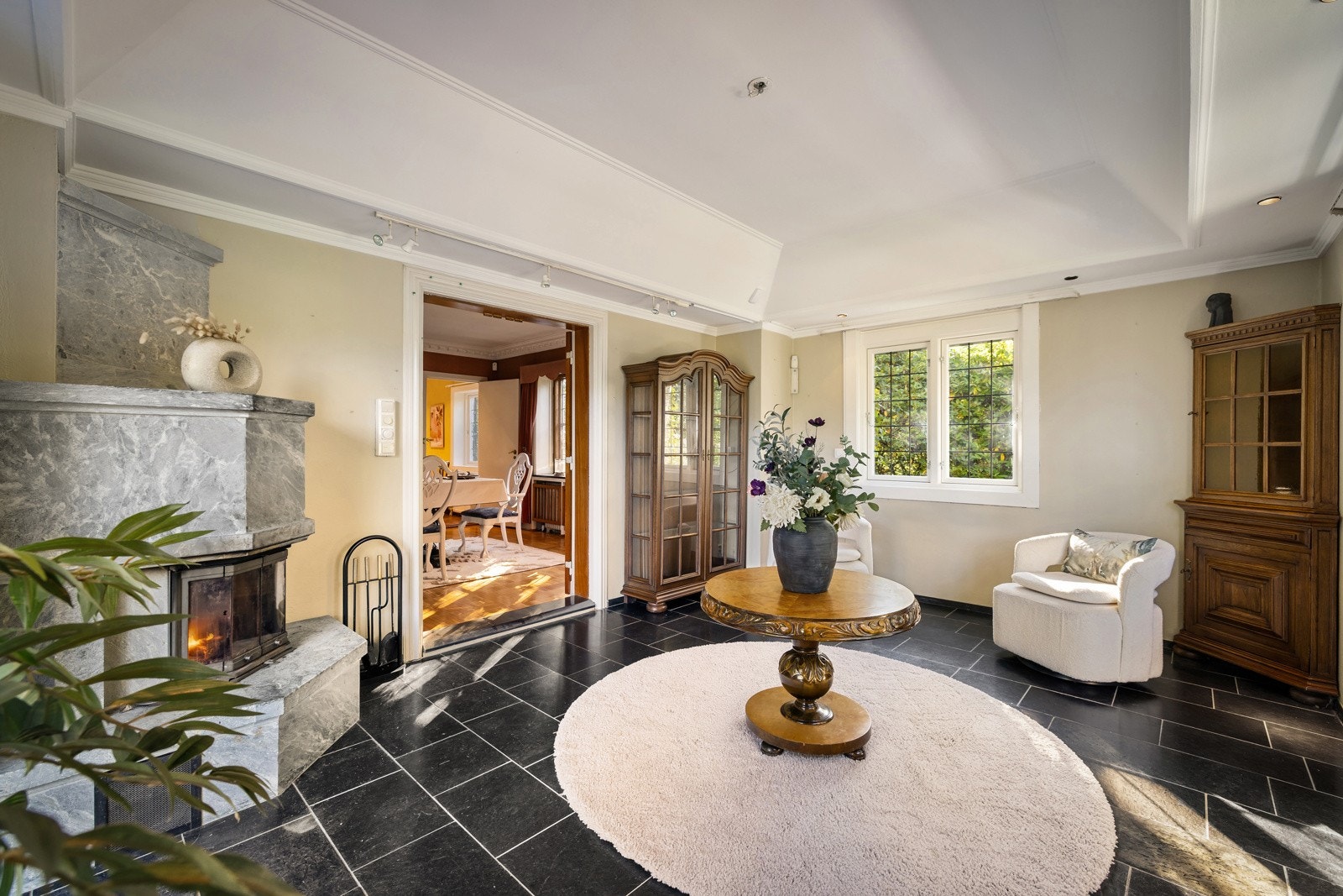 Fra spisestuen er det adkomst til en koselig sommerstue, som ble tilbygget på slutten av 80-tallet. Legg merke til himlingen og ildstedet i kleberstein. Galleribilde