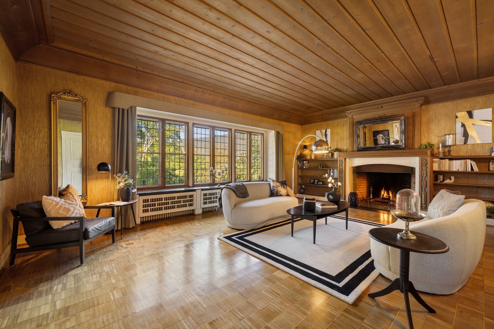 Nydelig stue med nyslipt stavparkettgulv. Legg merke til de fine detaljene med bredt listverk, nydelig gruepeis, Biri tapet og blyinnfattede vinduer. Galleribilde