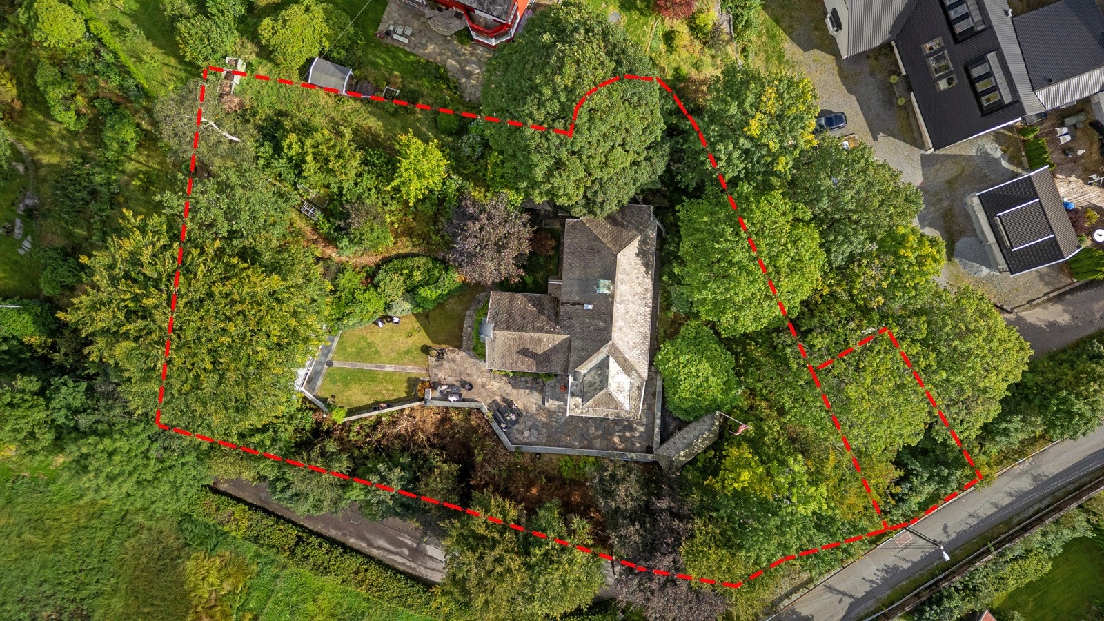 Tomten består av to bruksnumre. Vedlagte bilde viser omtrentlige grenselinjer (det tas forbehold om feil). Galleribilde