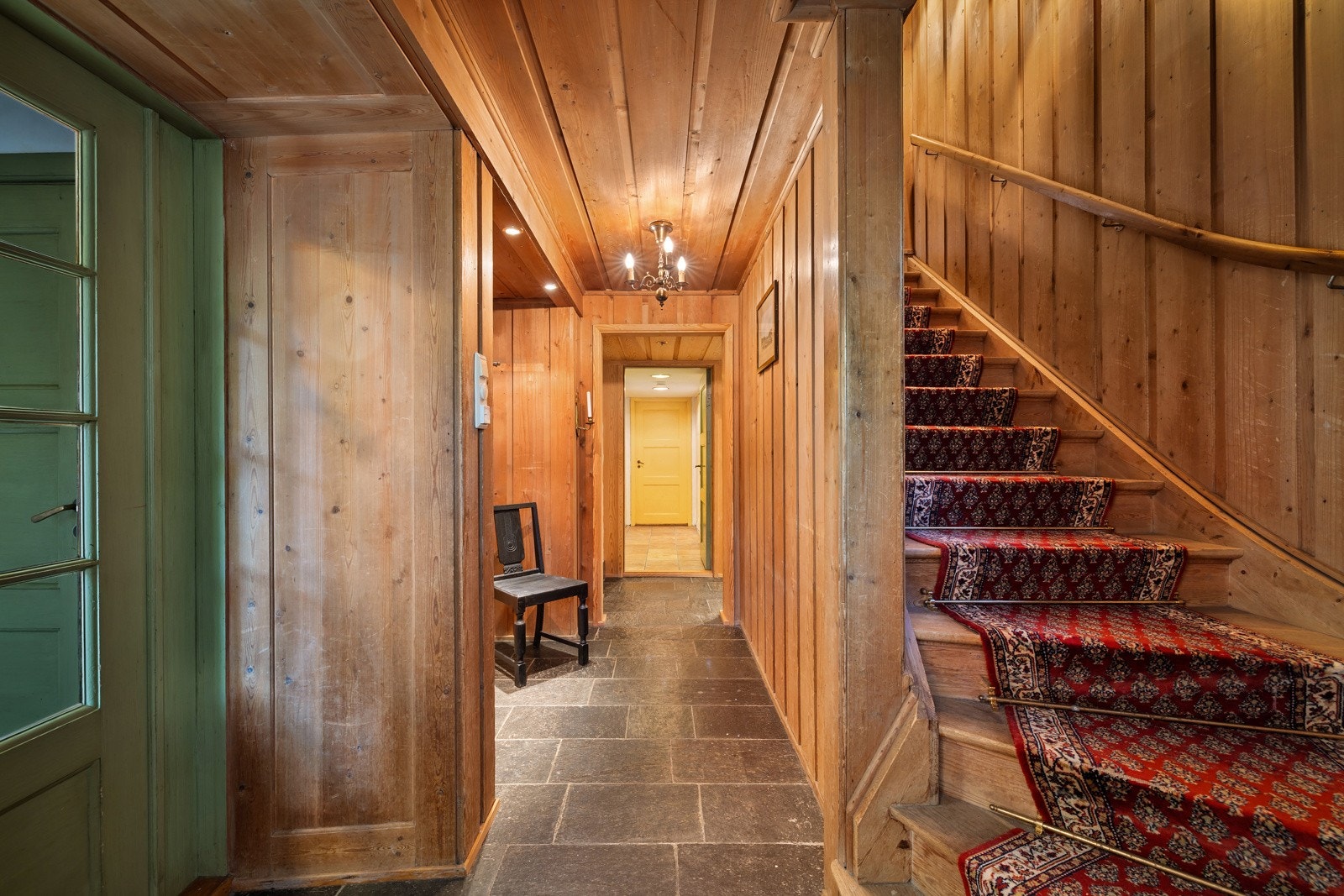 Boligen har flere originale, autentiske detaljer og nydelig Otta skifer på flere gulv. Galleribilde