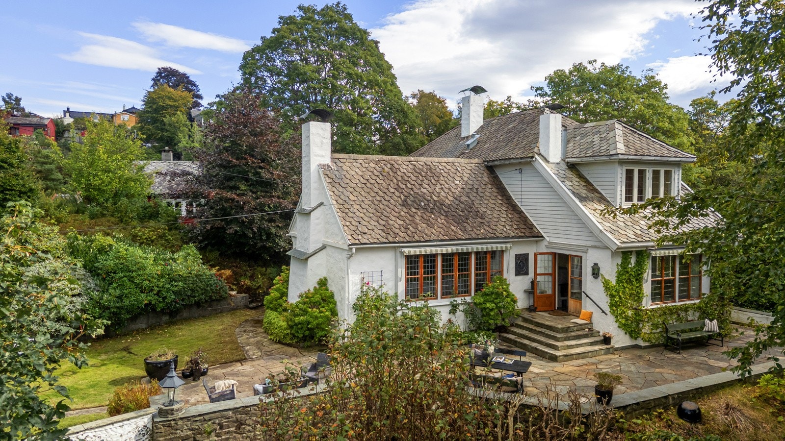 Unik herskapsvilla tegnet av den anerkjente bergensarkitekten Ole D. Landmark. Frodig, usjenert og solrik hage med tilhørende lysthus/sommerstue. Galleribilde