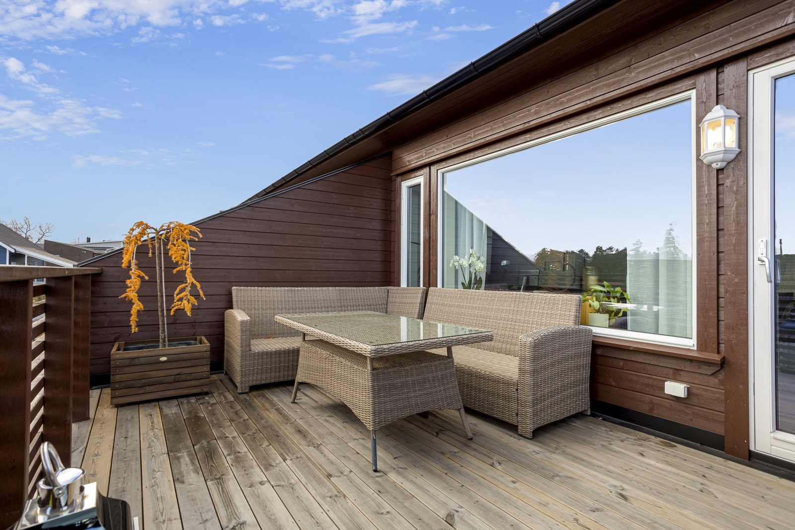 Fra stuen er det direkte utgang til en romslig veranda på ca. 13 m². Galleribilde