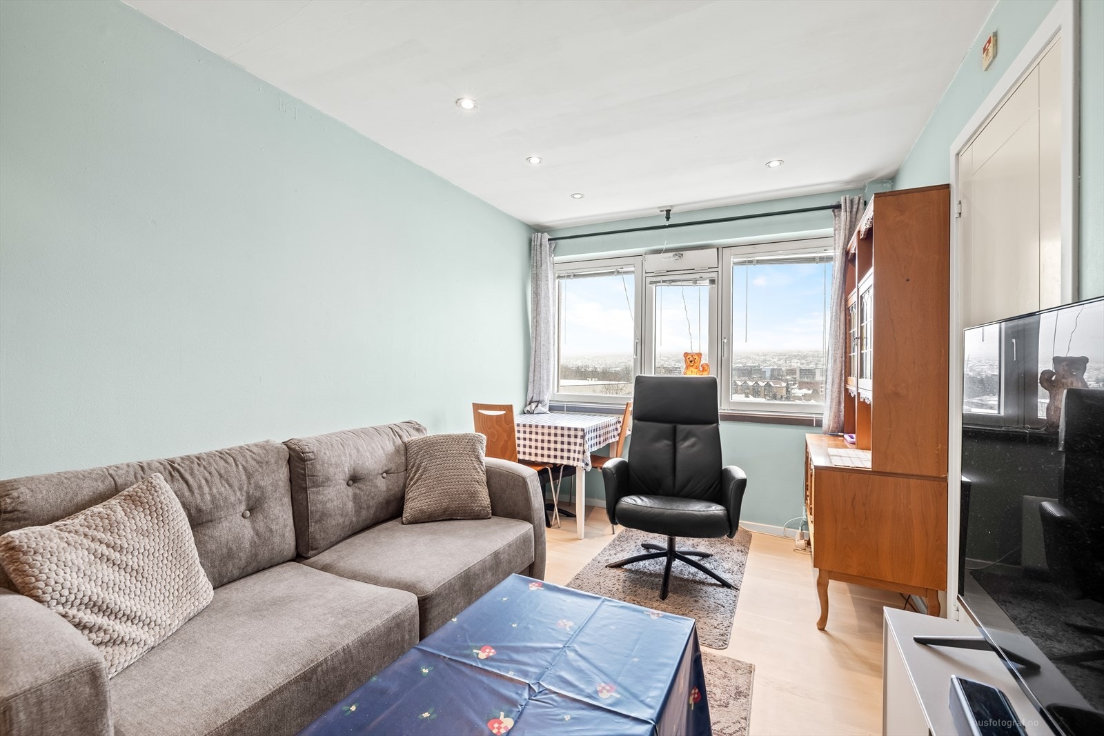 Leiligheten har åpen stue- og kjøkkenløsning. Her er det plass til både sofaløsning og spisebord Galleribilde