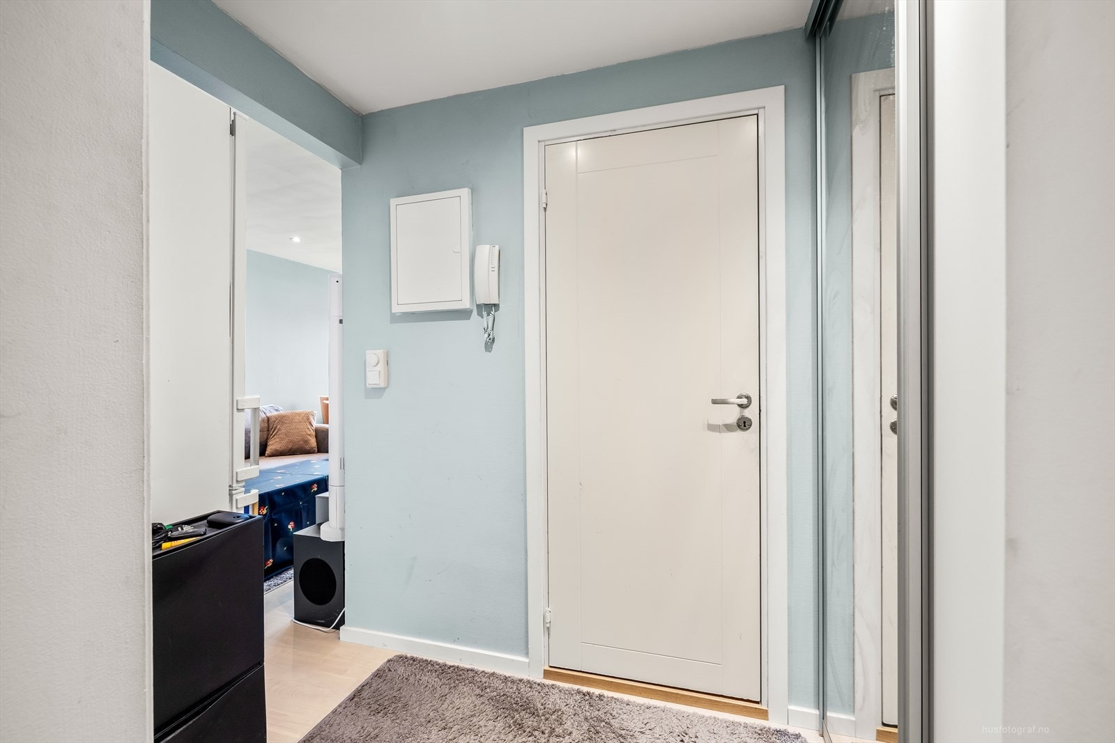 Entré med praktisk garderobeskap Galleribilde