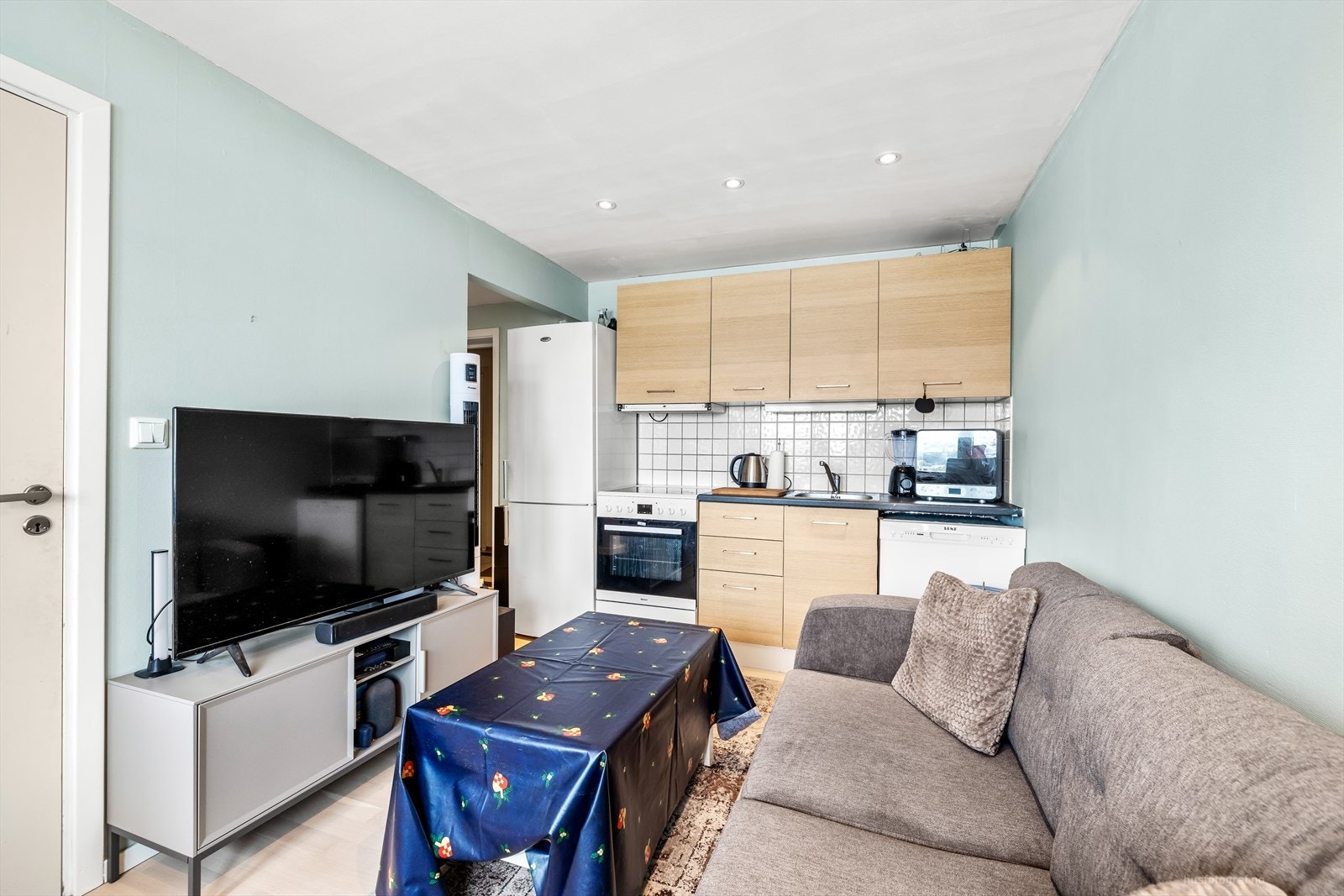 Kjøkkenet har fliser på vegg over benkeplaten Galleribilde