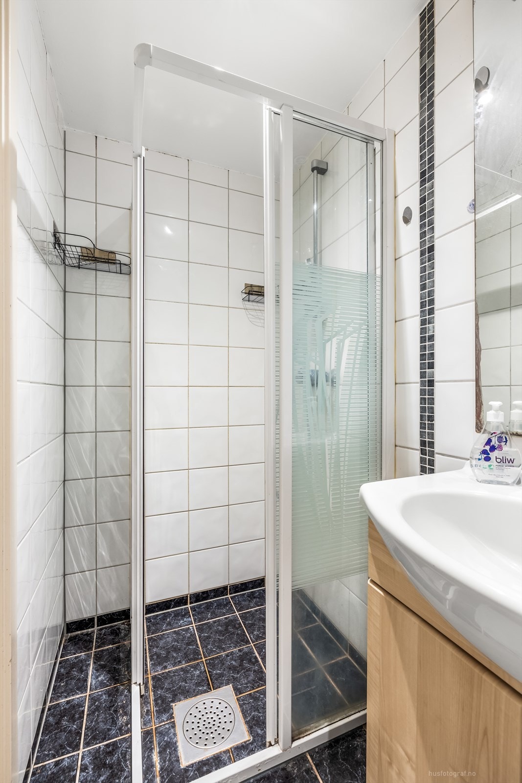 Flislagt baderom med dusjhjørne, servant, speil og WC Galleribilde