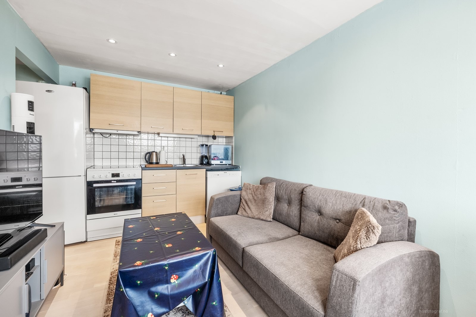 Praktisk kjøkkenløsning med komfyr, nedfelt oppvaskkum og godt med skapplass Galleribilde