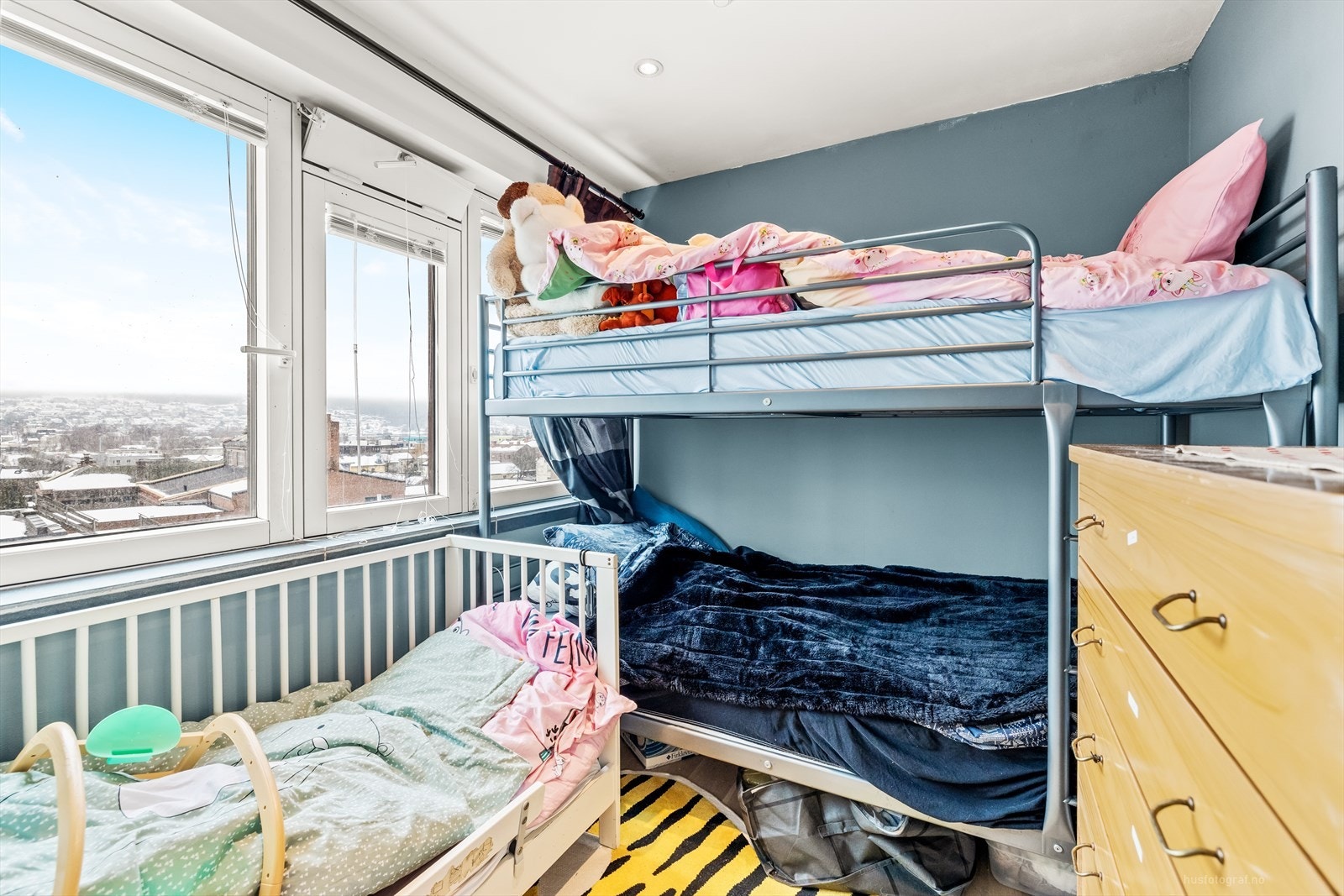 Soverom med plass til dobbeltseng - også her er det mye naturlig lys og flott utsikt Galleribilde