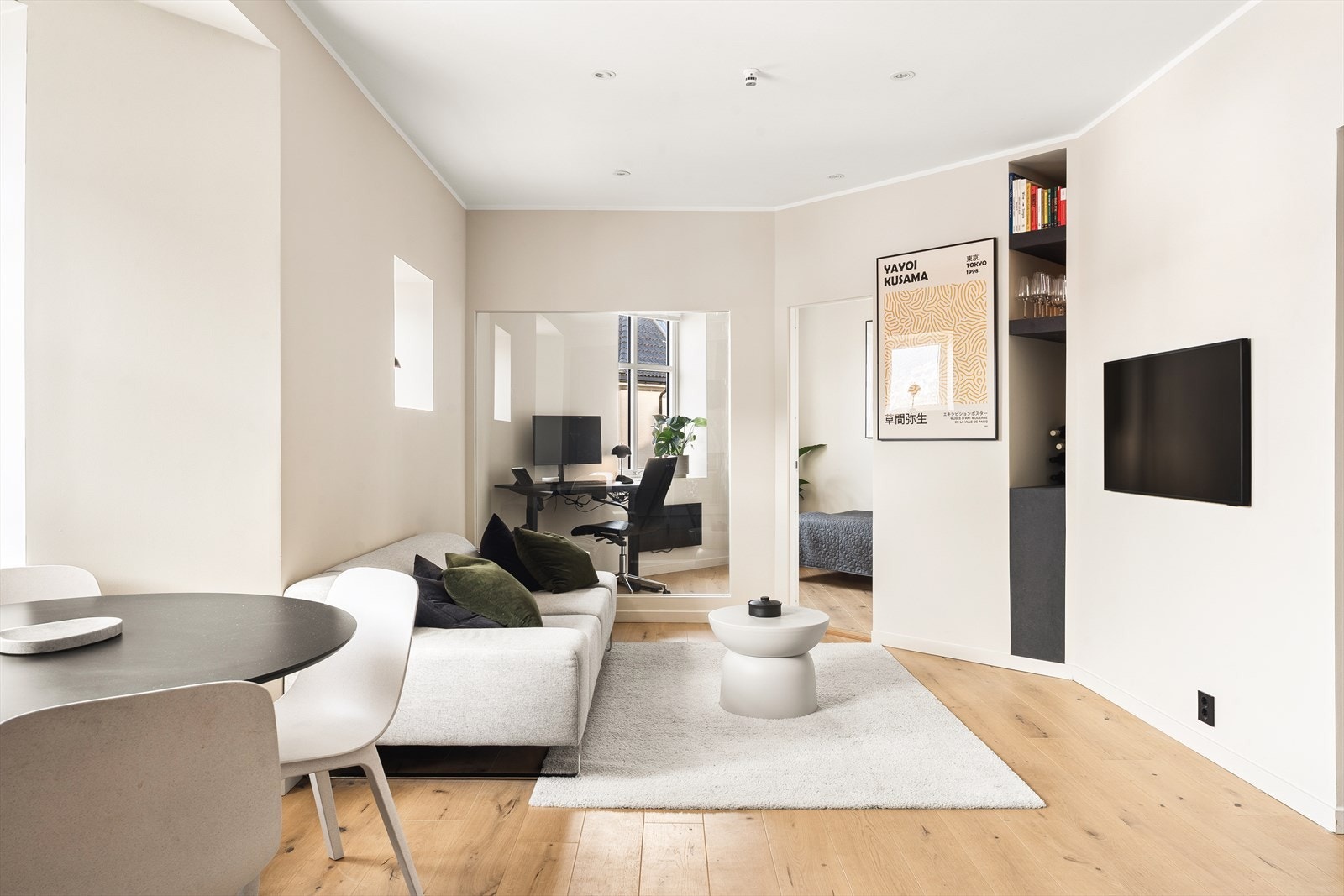 Størrelsen på stuen er målt til 21,5m² hvor man har god plass til sofa og spisegruppe Galleribilde