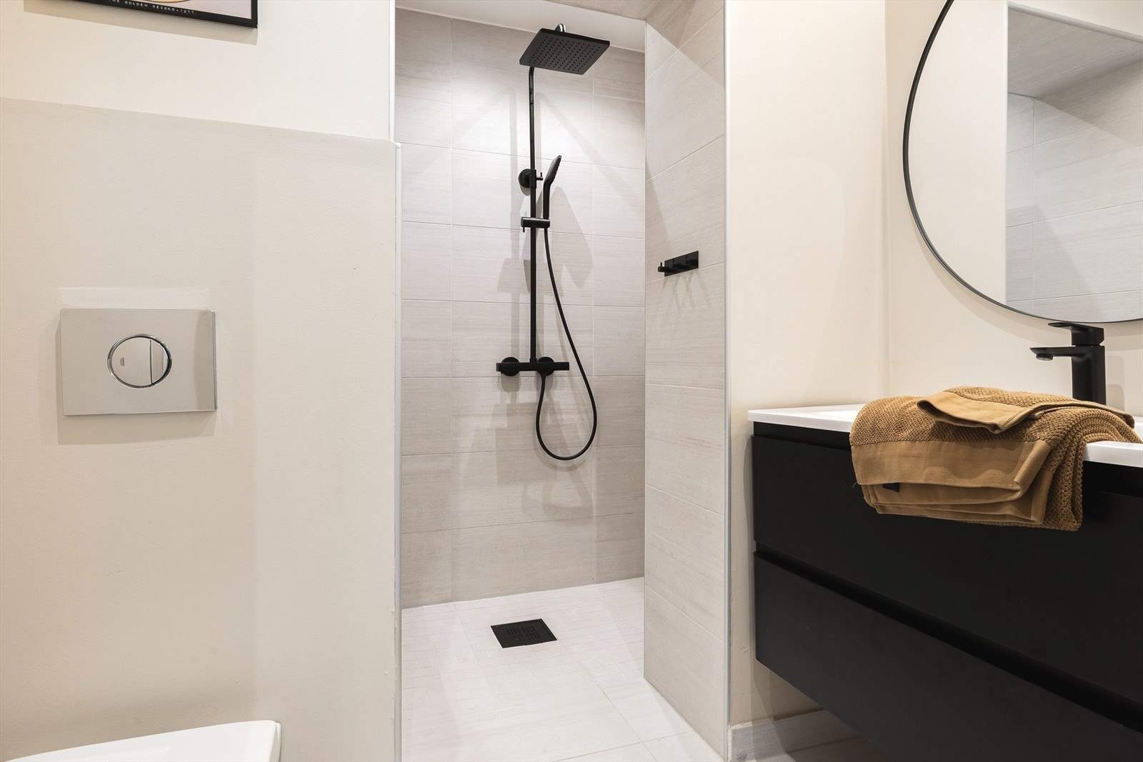 Badet er pent opparbeidet med fine fliser på gulv og slette malte vegger. Her er det også varmekabler i gulv. Galleribilde