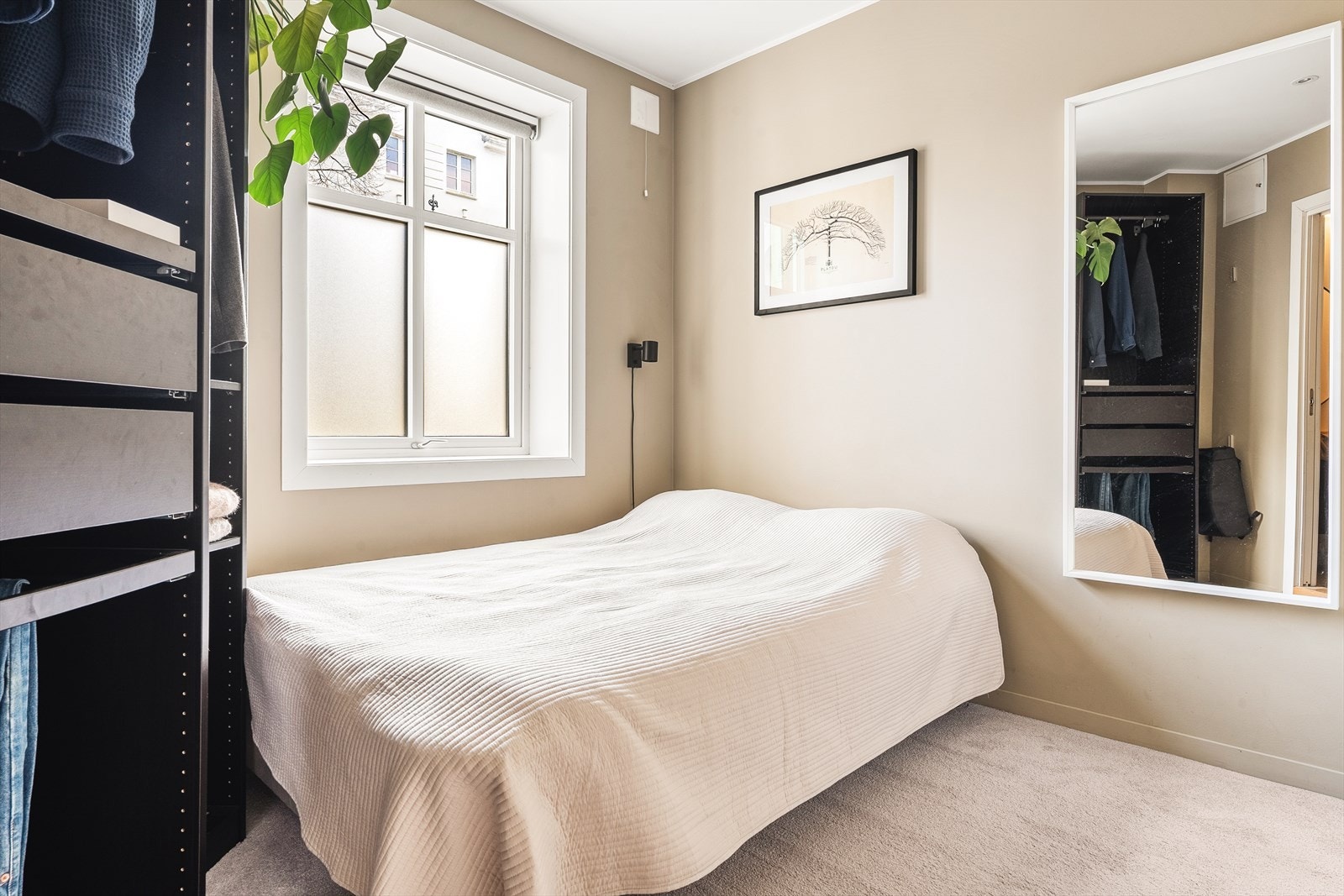 Romslig soverom på 7,1m² hvor det er lagt teppe på gulv, og det er god plass til garderobeskap. Galleribilde