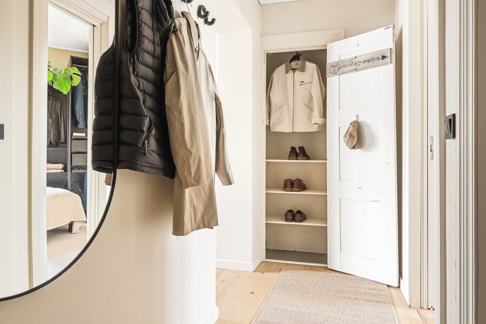 Gangen er av god størrelse med god oppbevaringsplass til sko og ytterklær. Galleribilde