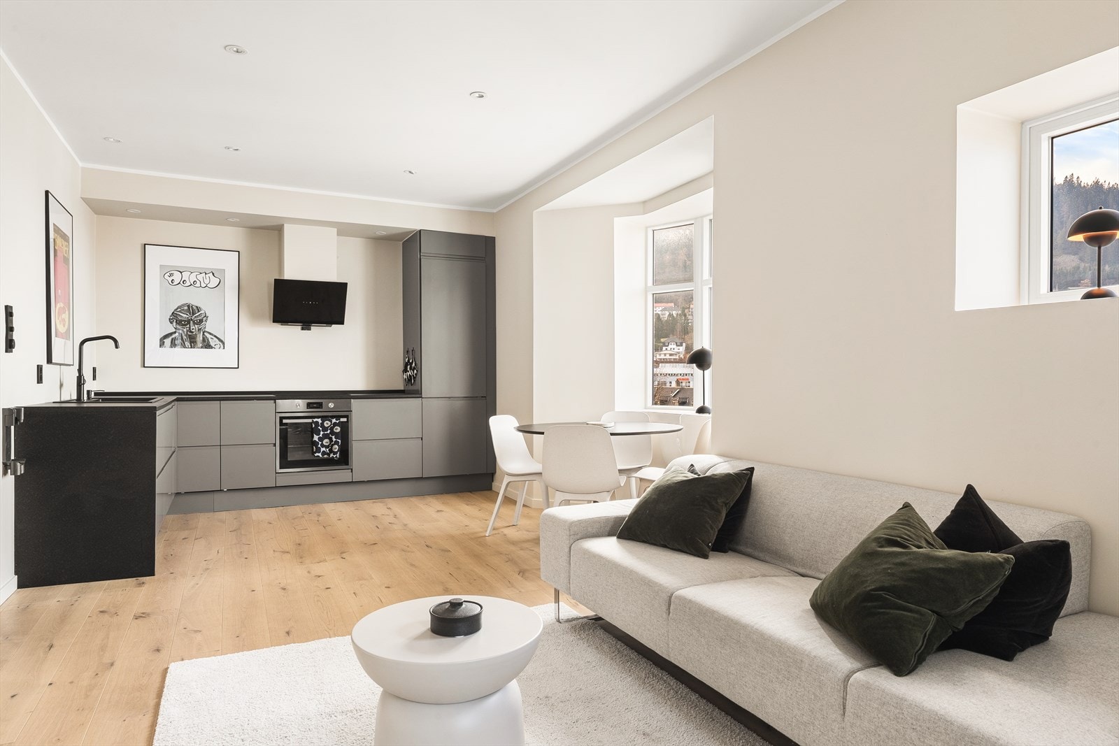 Leiligheten har delikate fargepaletter, enstavs eikeparkett på gulv - her er det bare å ta med seg tingene å flytte rett inn Galleribilde