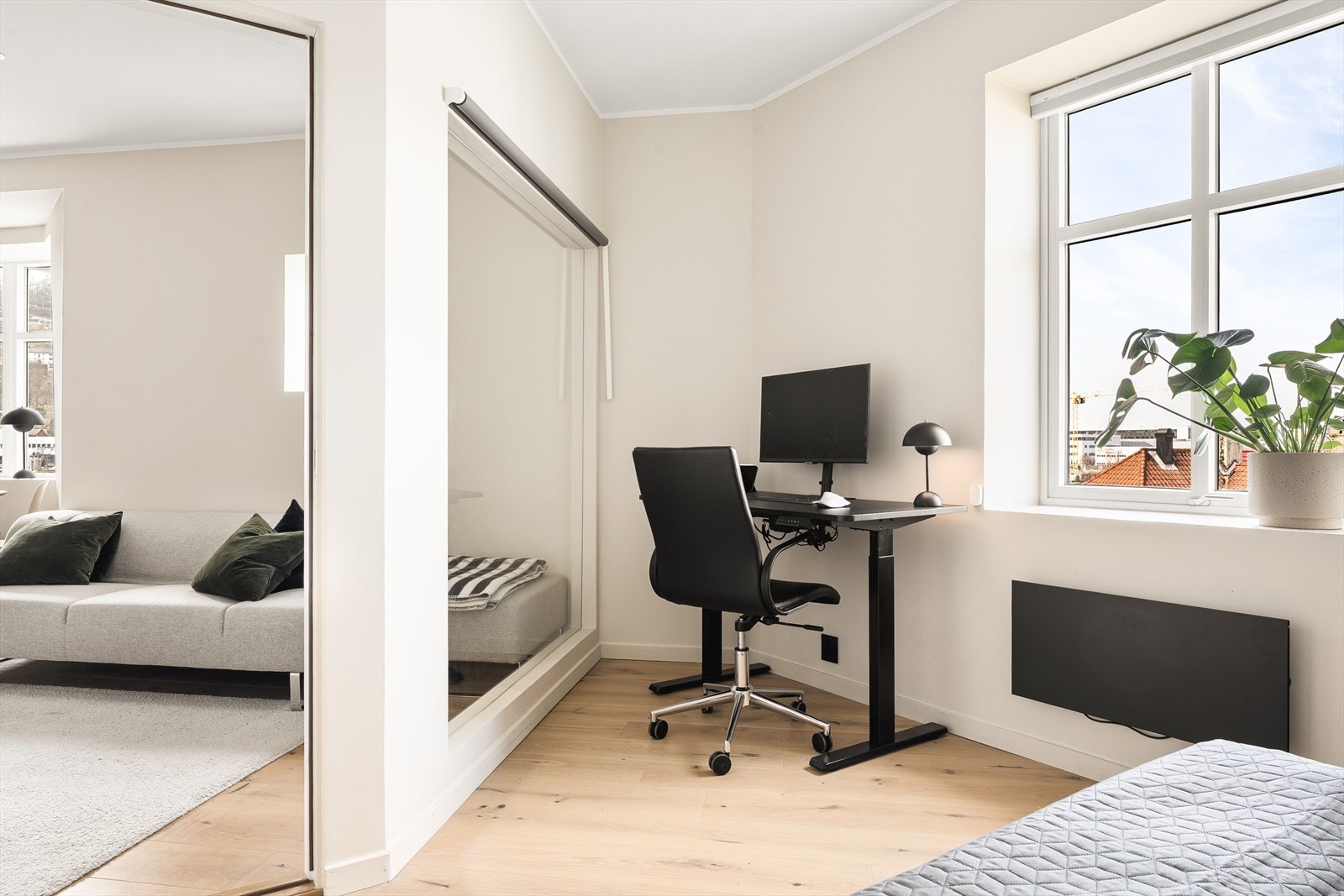 Hovedsoverommet er målt til 9,6m² og man har god plass til seng og skrivebord Galleribilde