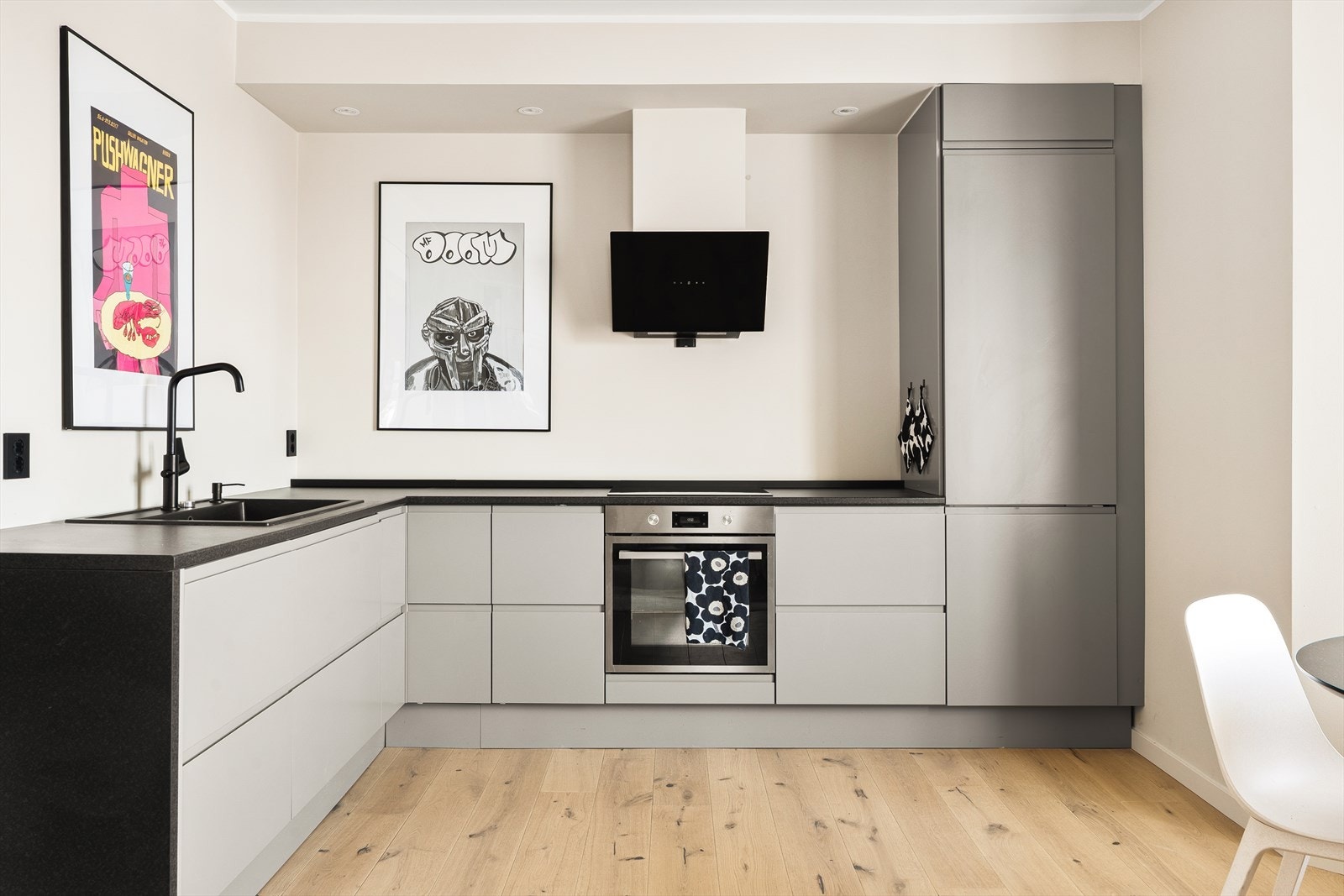 Leiligheten ble i 2021 betydelig modernisert med nye overflater, nytt kjøkken og nytt bad Galleribilde