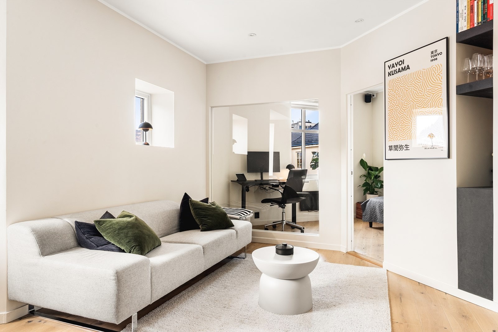 Selger har vært smart i planleggingen, legg merke til glassruten mellom soverom og stue. Galleribilde