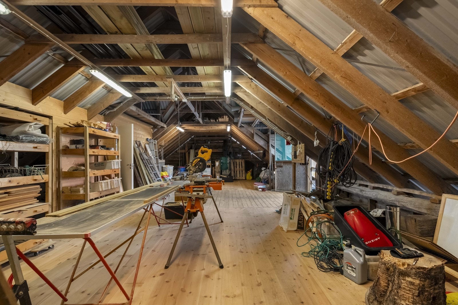 Andre etasje i driftsbygningen (146 m²) inneheld lager, snikkarverkstad og trimrom. Galleribilde
