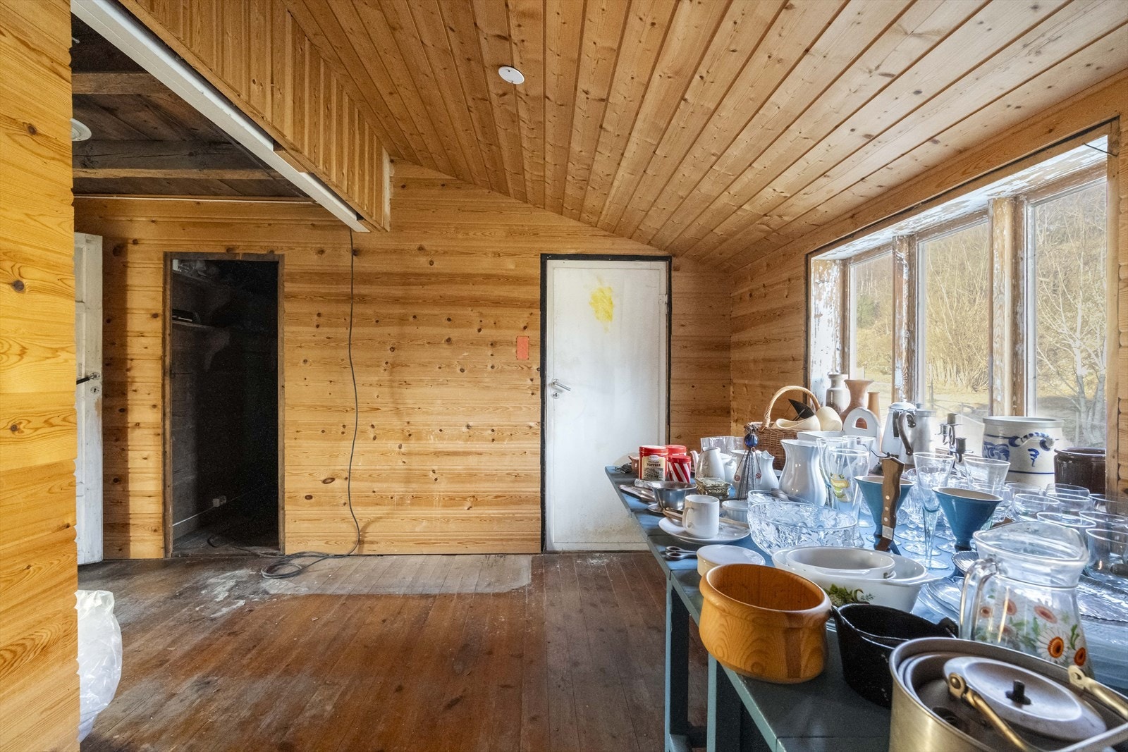 Bygningen er bygd på gråsteinsmur og har eit stort potensial for den som vil setje i stand. Galleribilde