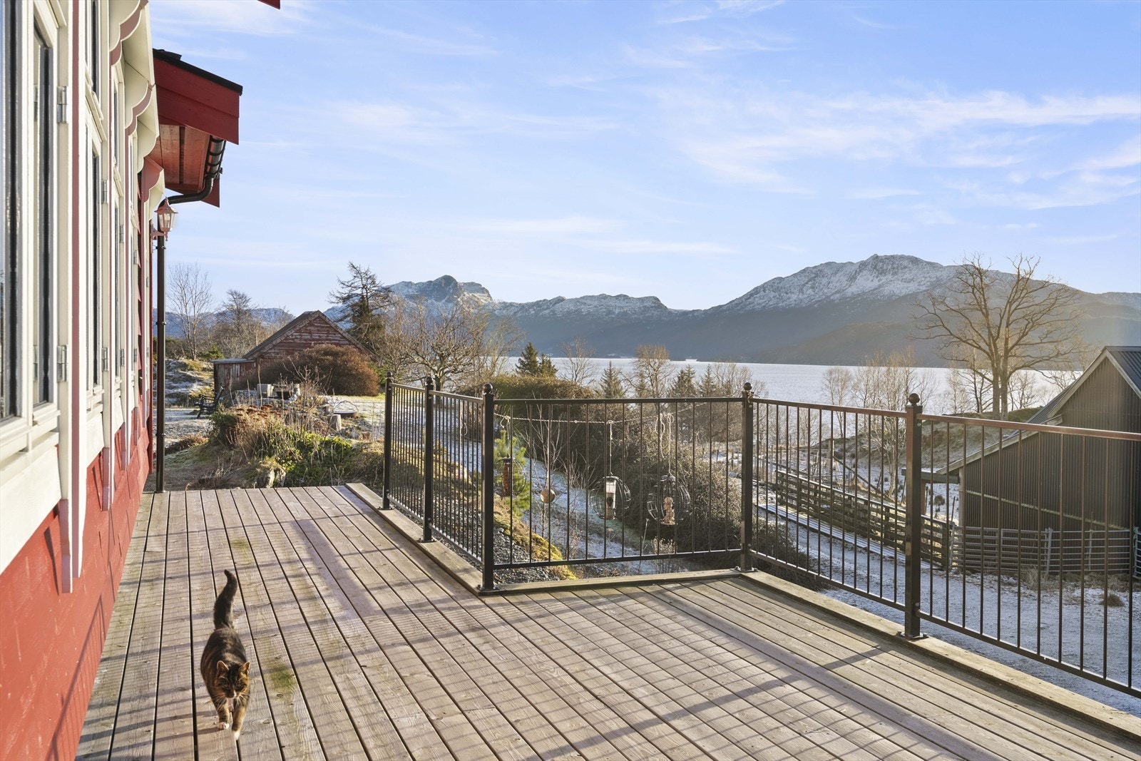 Frå tunet er det tilkomst til terrasse langs sørsida av våningshuset Galleribilde