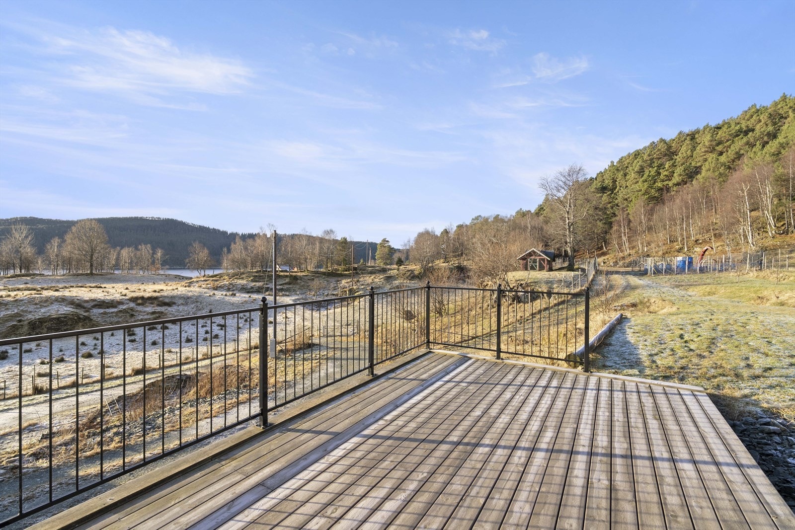 Ein fin plass for å nyte roa og utsikta over eigedomen. Galleribilde