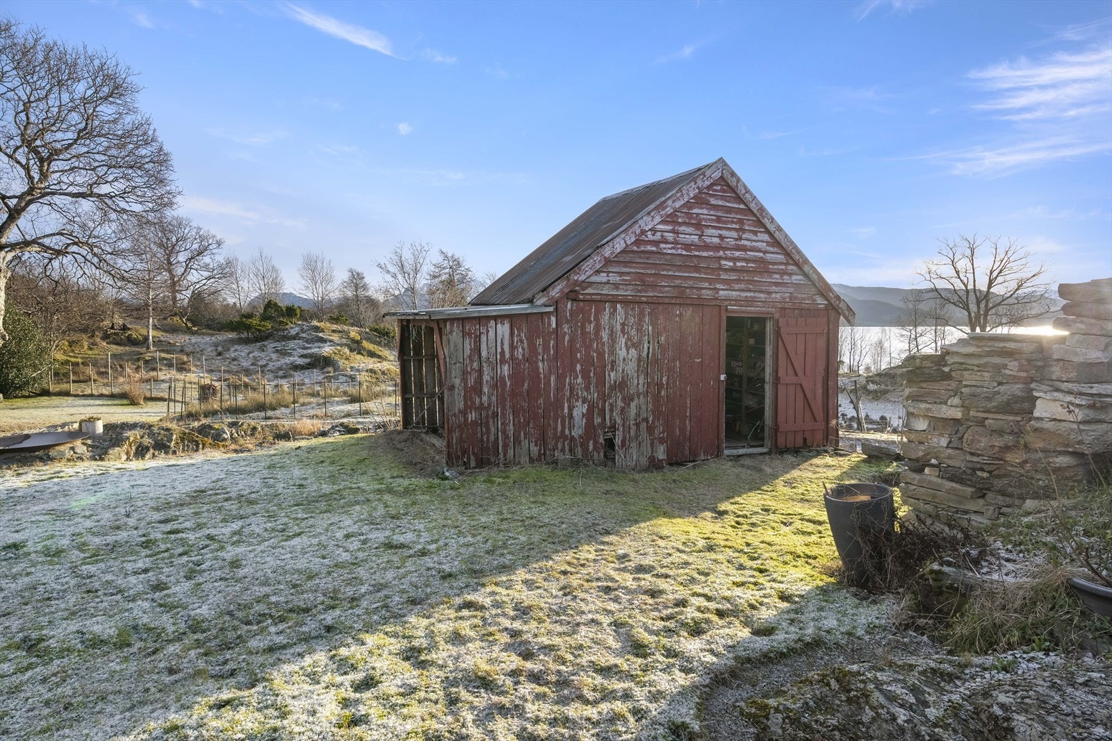 Eit eldre uthus (tidlegare eldhus) på 13 m² frå ca. 1920 gir ytterlegare lagringsplass. Galleribilde