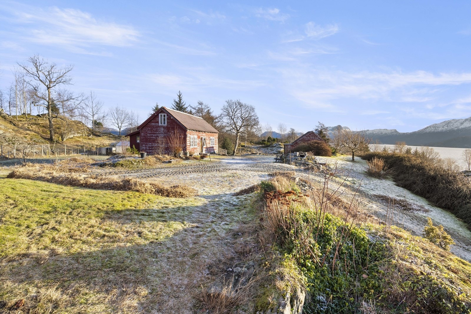 Kårhuset ligg fint til på tunet, med utsikt mot sjøen. Galleribilde