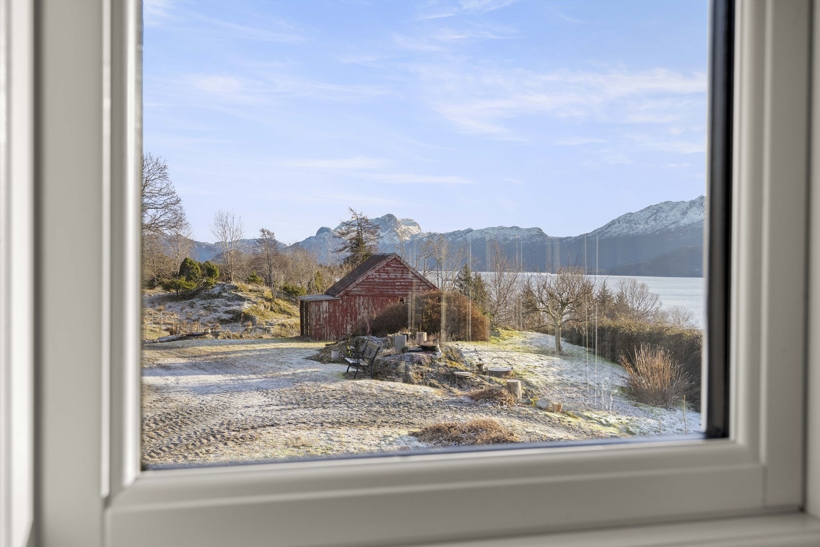 Utsikt frå eit av vindauga i våningshuset. Galleribilde