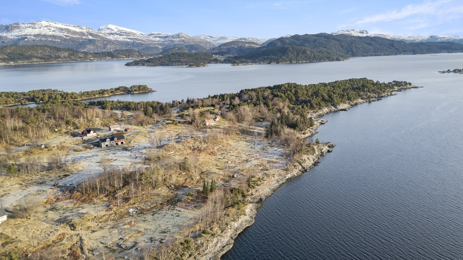 Ein heil eigedom for deg som søkjer ein unik livsstil med natur og sjø på alle kantar. Galleribilde