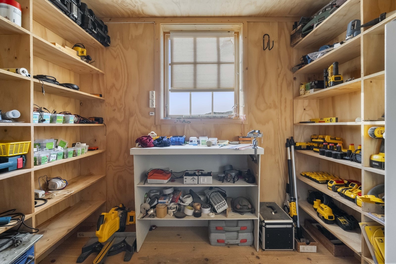 Det meste av utstyr ein treng på ein gard følgjer med i salet. Galleribilde