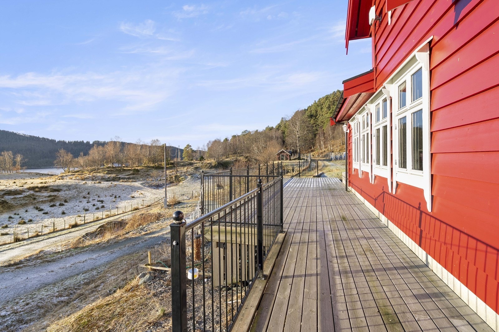 Terrassen gir ein fin uteplass med utsikt over landskapet. Galleribilde
