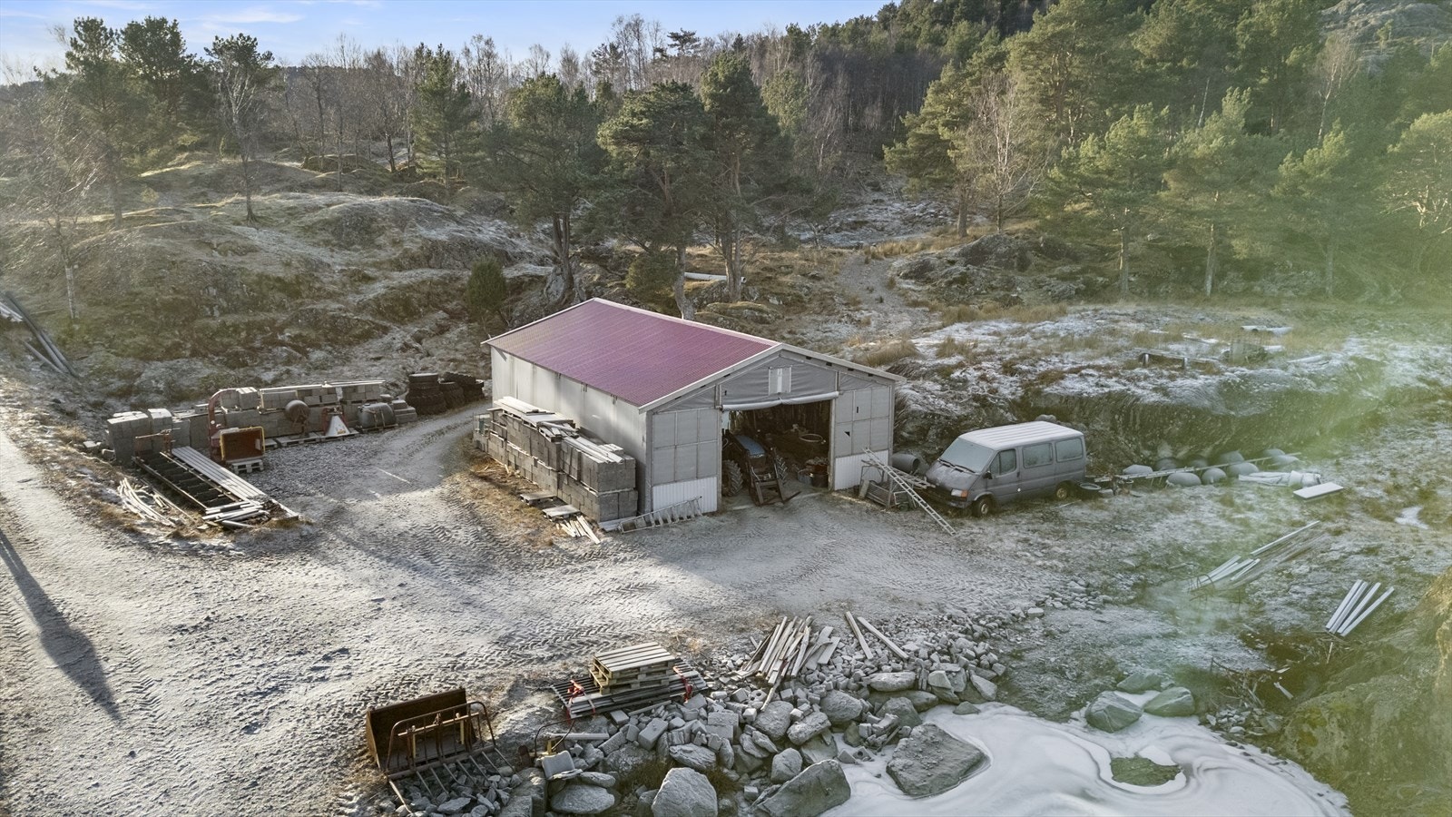Hallen er open og gir fleksibel lagringsplass for større reiskap og materialar. Galleribilde