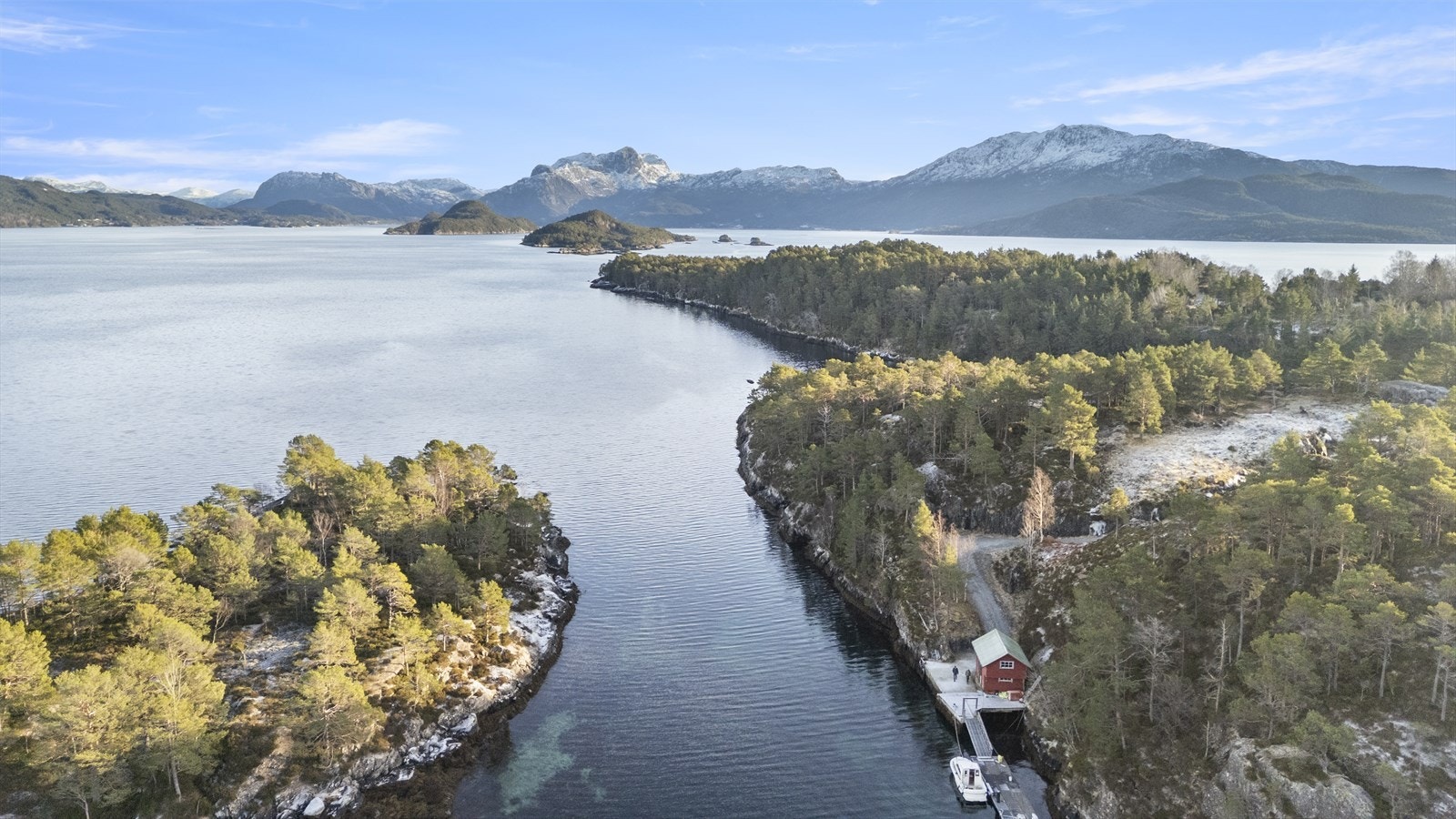 Den skjerma vika gir trygg hamn for båtar. Galleribilde