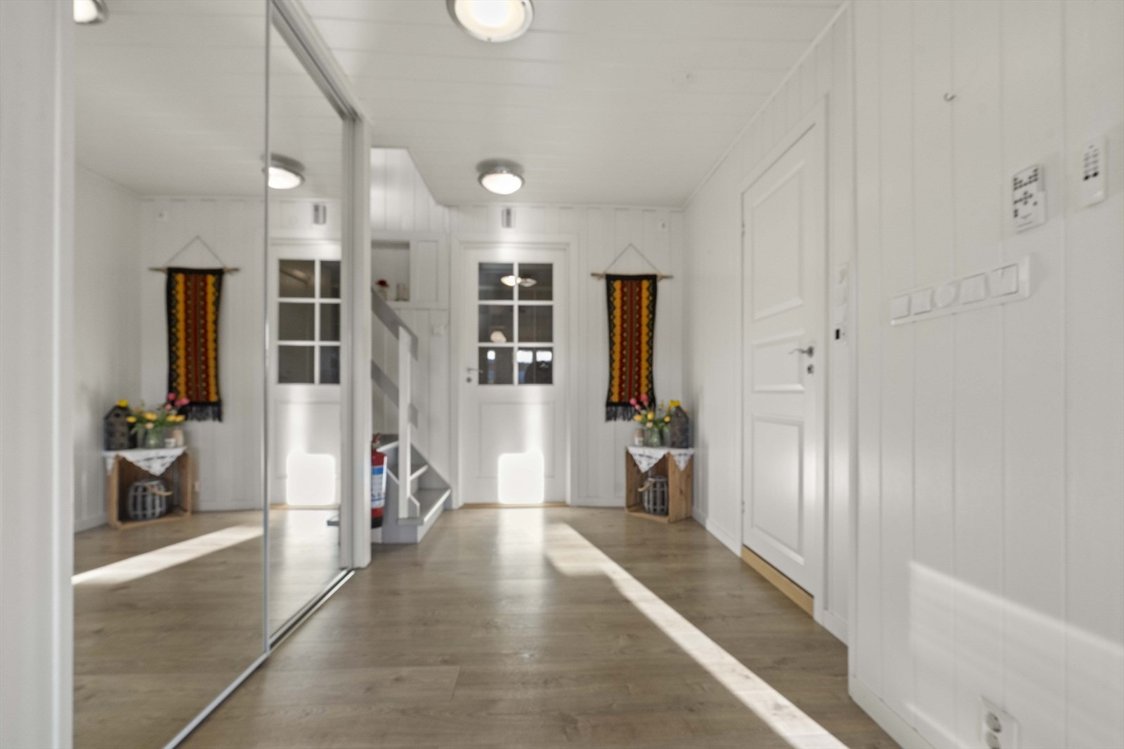 Romsleg entré med god plass til garderobeløysing. Galleribilde