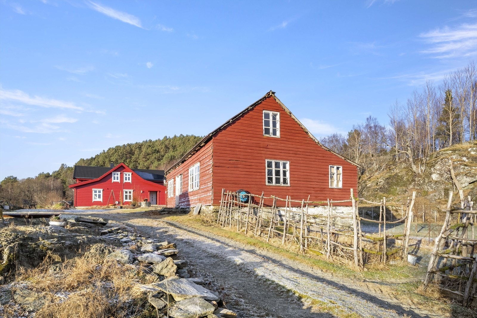 Tunet med våningshuset frå 1980 i bakgrunnen og kårhuset frå 1850 i forgrunnen. Galleribilde