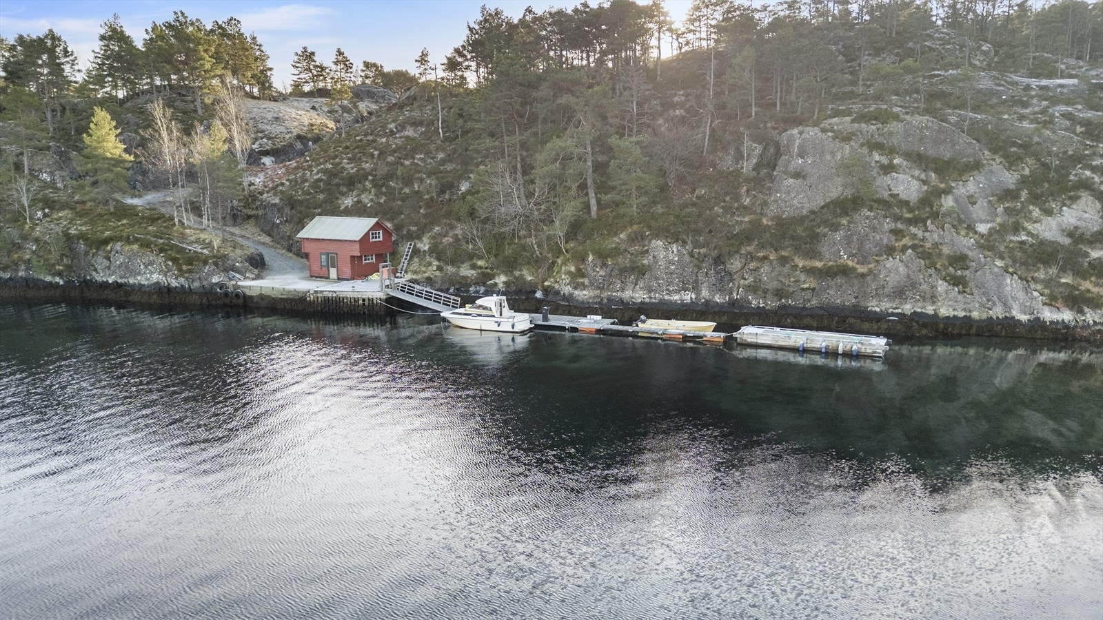 Sjøbua på 35 m² har eigen kai og fekk innreidd hems i 2023. Galleribilde