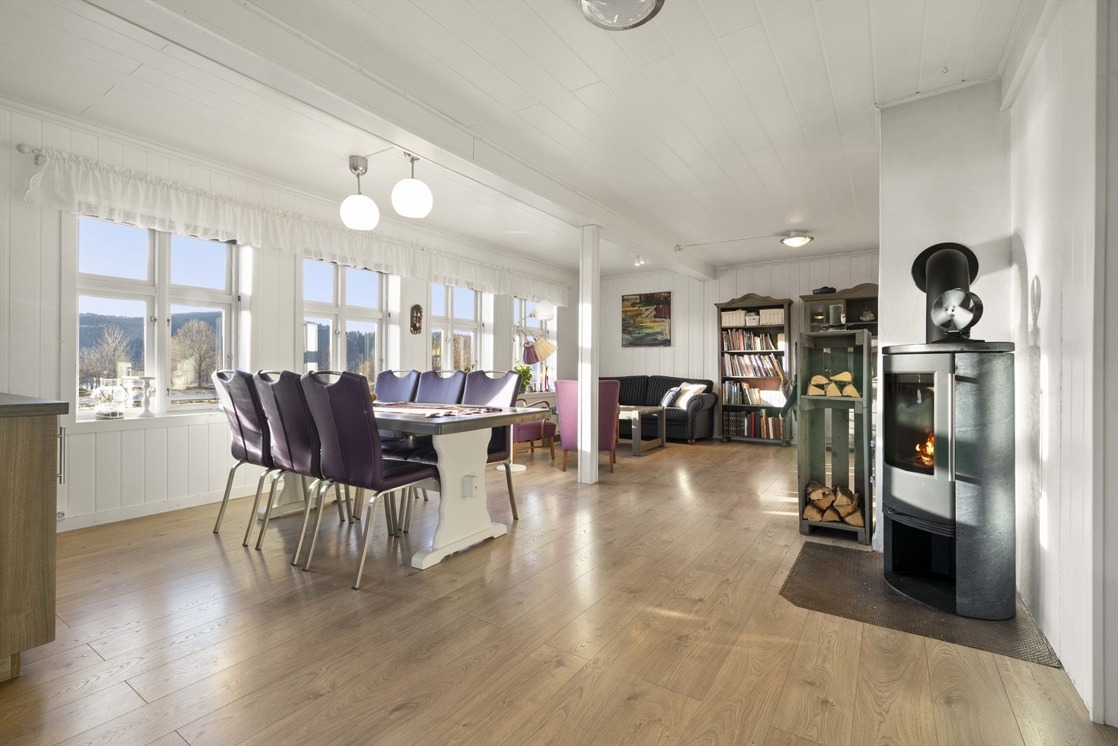 Stova er romsleg og har plass til både spisebord og sofagruppe. Peisomnen gir god varme. Galleribilde