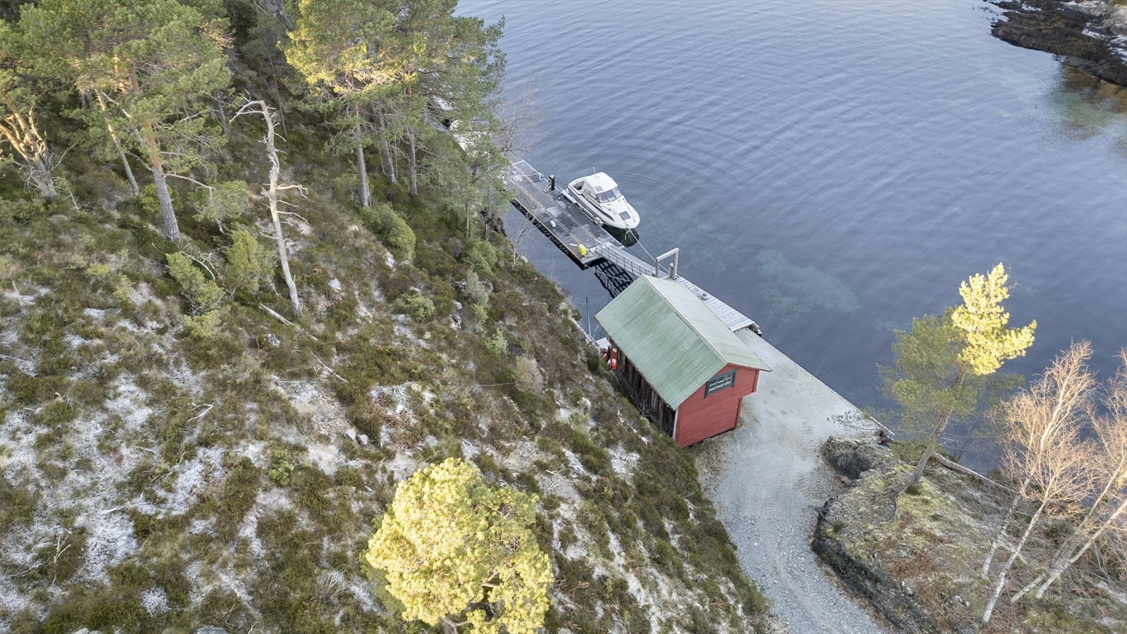 Sjøbu med kai Galleribilde