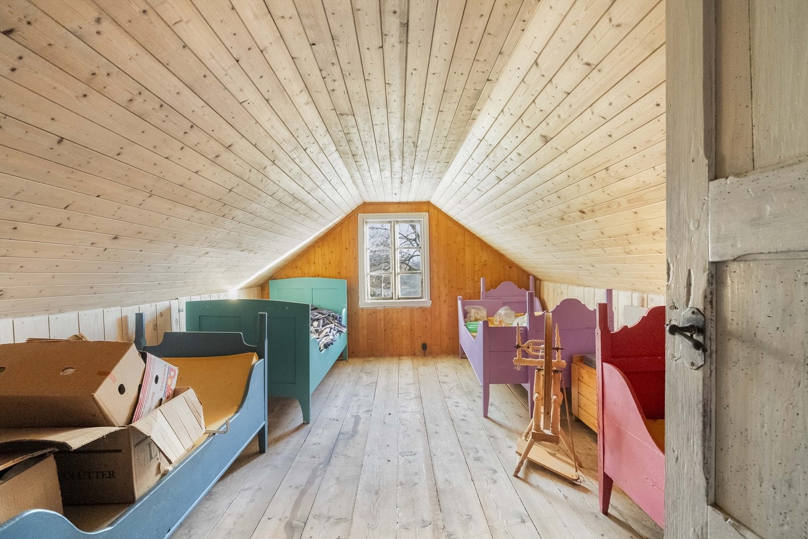 Loftsetasjen i kårhuset har to rom med eldre bordgolv og trepanel. Galleribilde