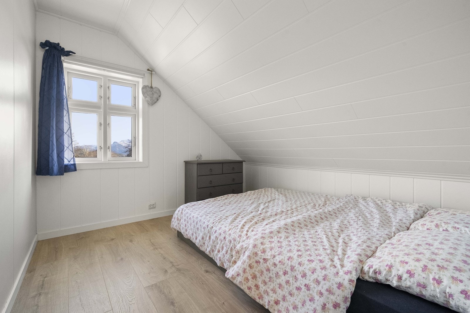 Rom med plass til dobbeltseng og oppbevaringsmøblar. Galleribilde