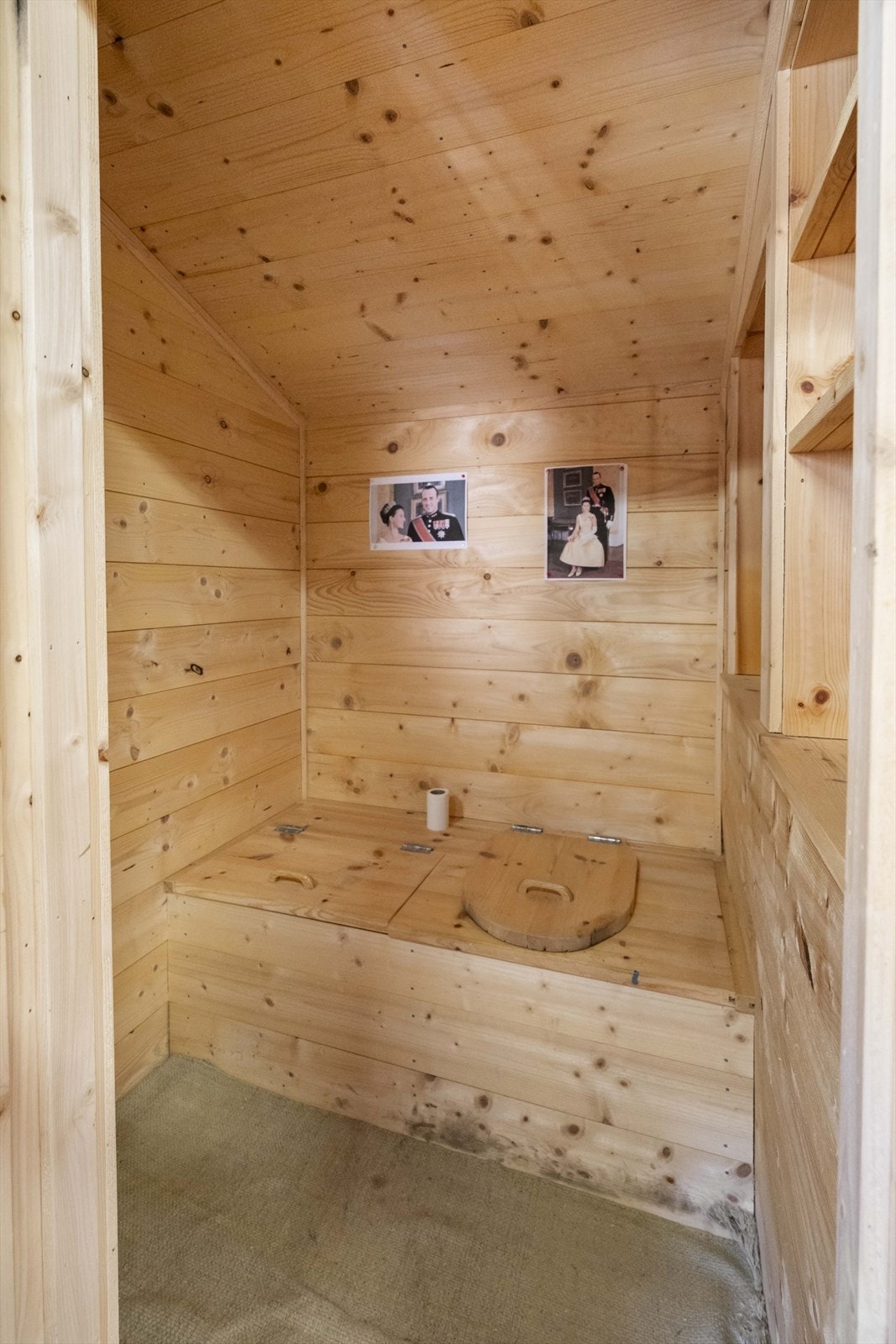 Tradisjonell utedo i eitt av uthusa. Galleribilde