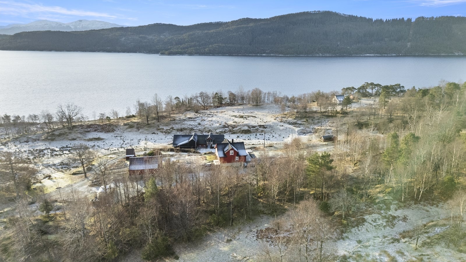 Garden ligg fritt og usjenert til, omkransa av eigen grunn. Galleribilde