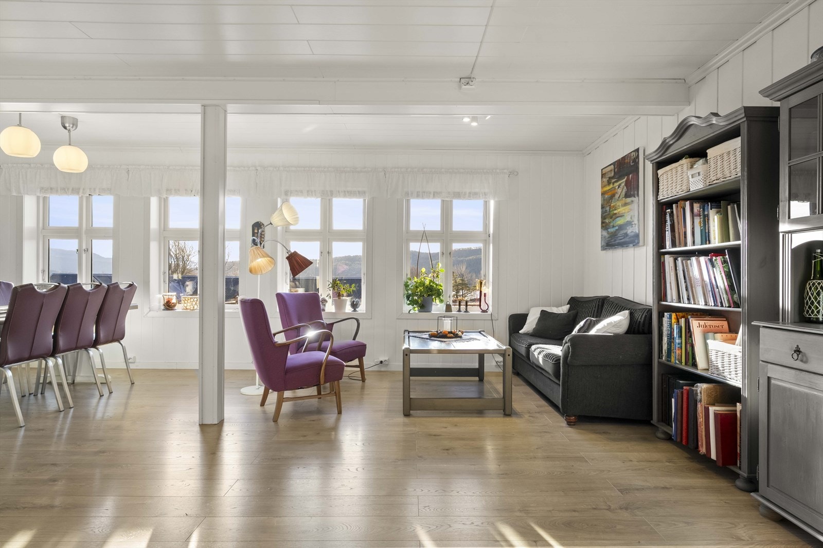 Dei store vindusflatene gir gode lysforhold og ei luftig kjensle i heile opphaldssonen. Galleribilde