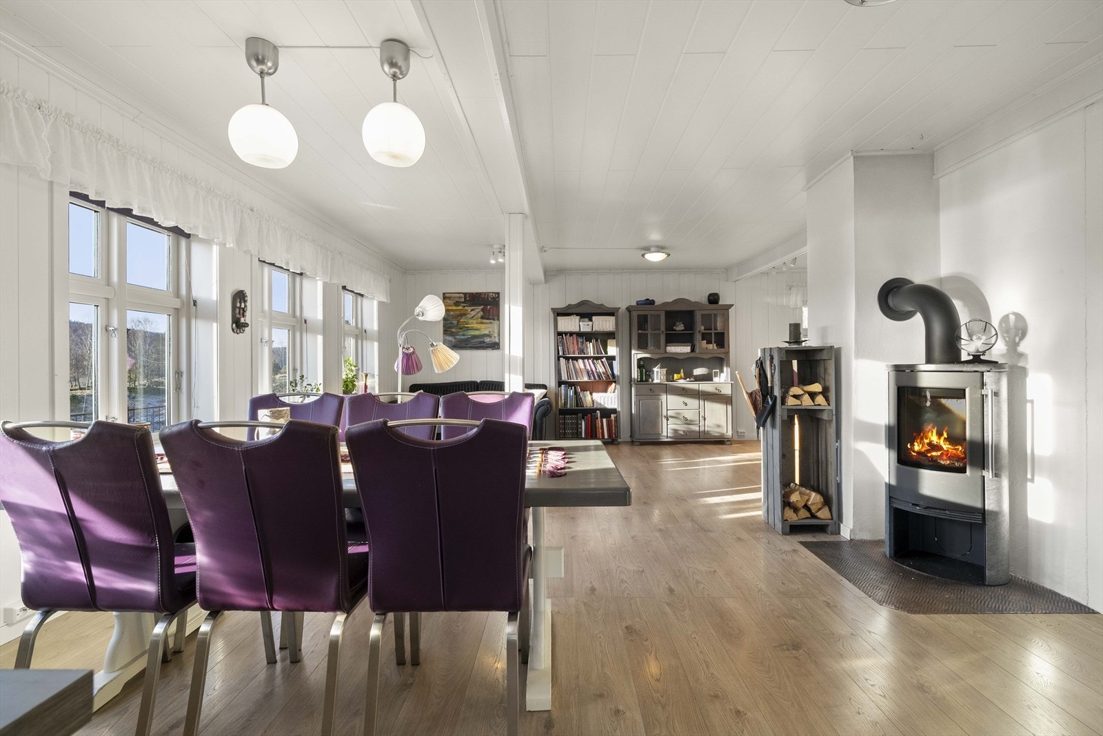 Peisomnen i stova er eit effektivt supplement til oppvarminga og skaper ei hyggeleg stemning. Galleribilde