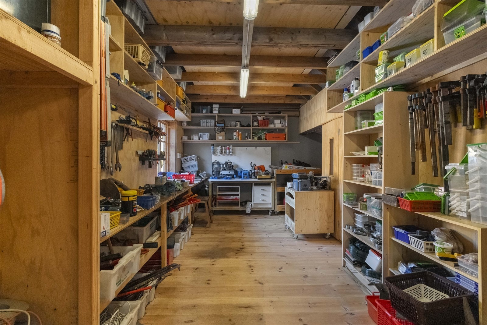Romsleg og velorganisert snikkarverkstad med god plass til utstyr og prosjekt. Galleribilde